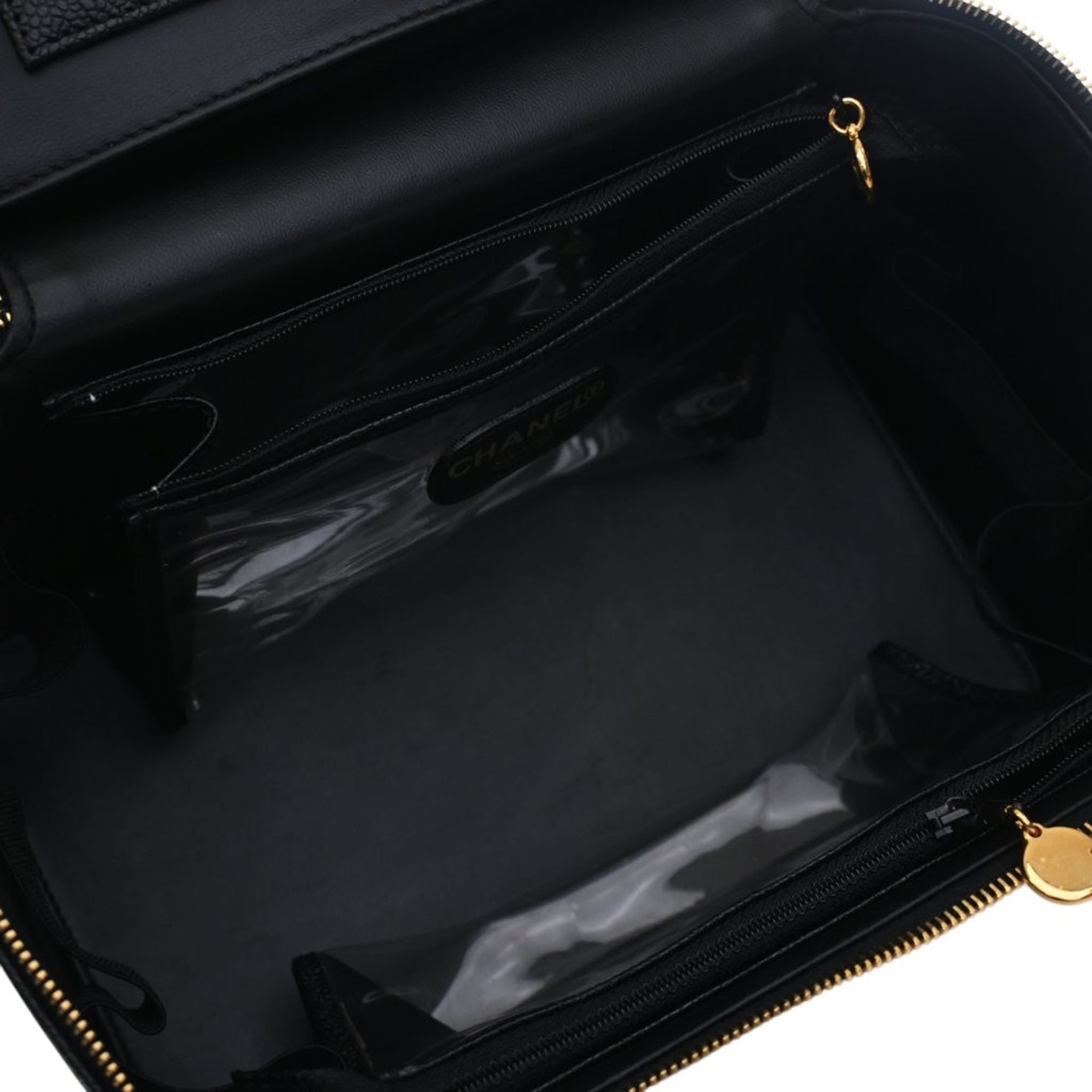 Chanel Cc Caviar Vanity Bag, från Luxclusif, i färgen black. Klicka för att öppna bilden i stort format