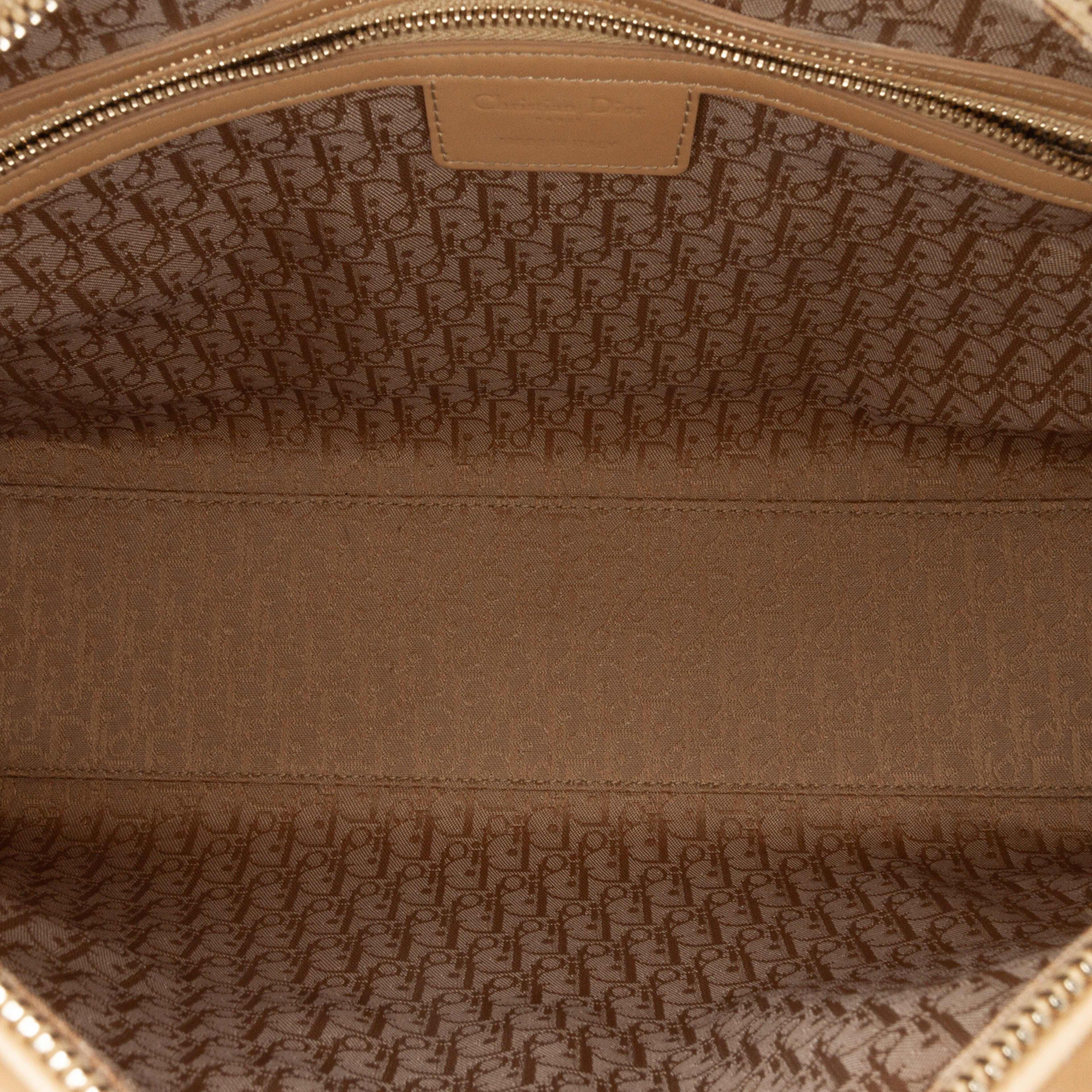 Dior Large Patent Cannage Lady Dior, från Luxclusif, i färgen beige. Klicka för att öppna bilden i stort format