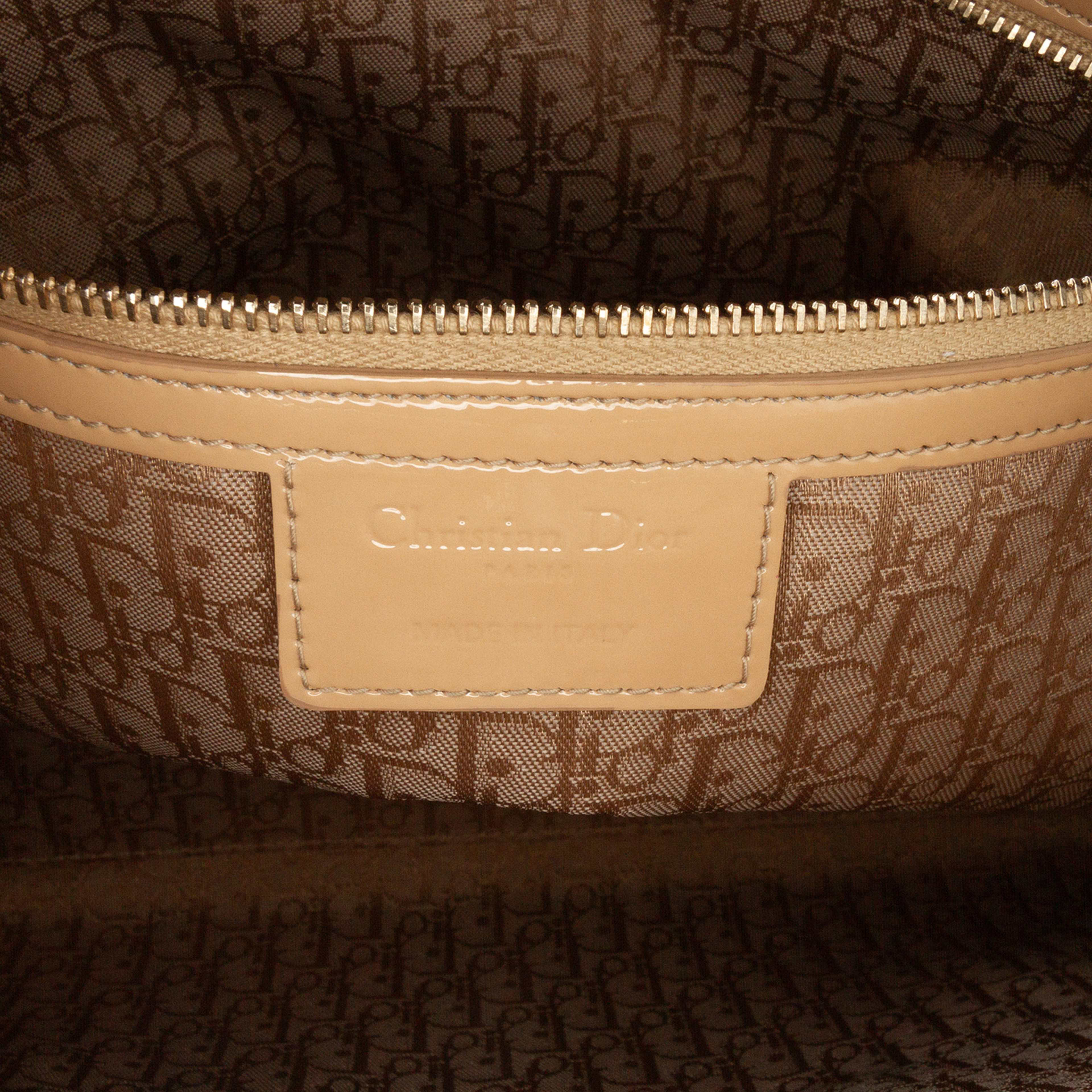 Dior Large Patent Cannage Lady Dior, från Luxclusif, i färgen beige. Klicka för att öppna bilden i stort format