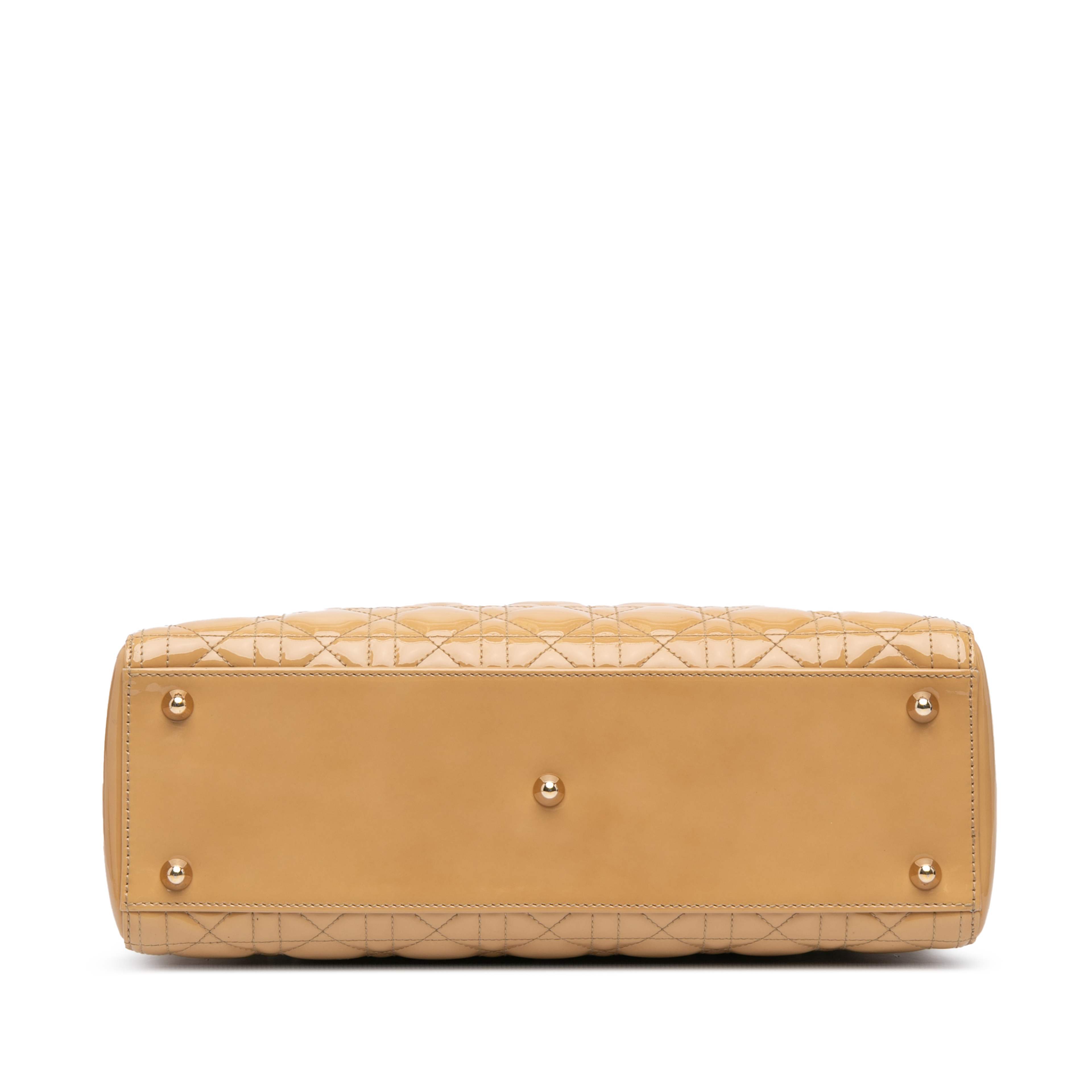 Dior Large Patent Cannage Lady Dior, från Luxclusif, i färgen beige. Klicka för att öppna bilden i stort format