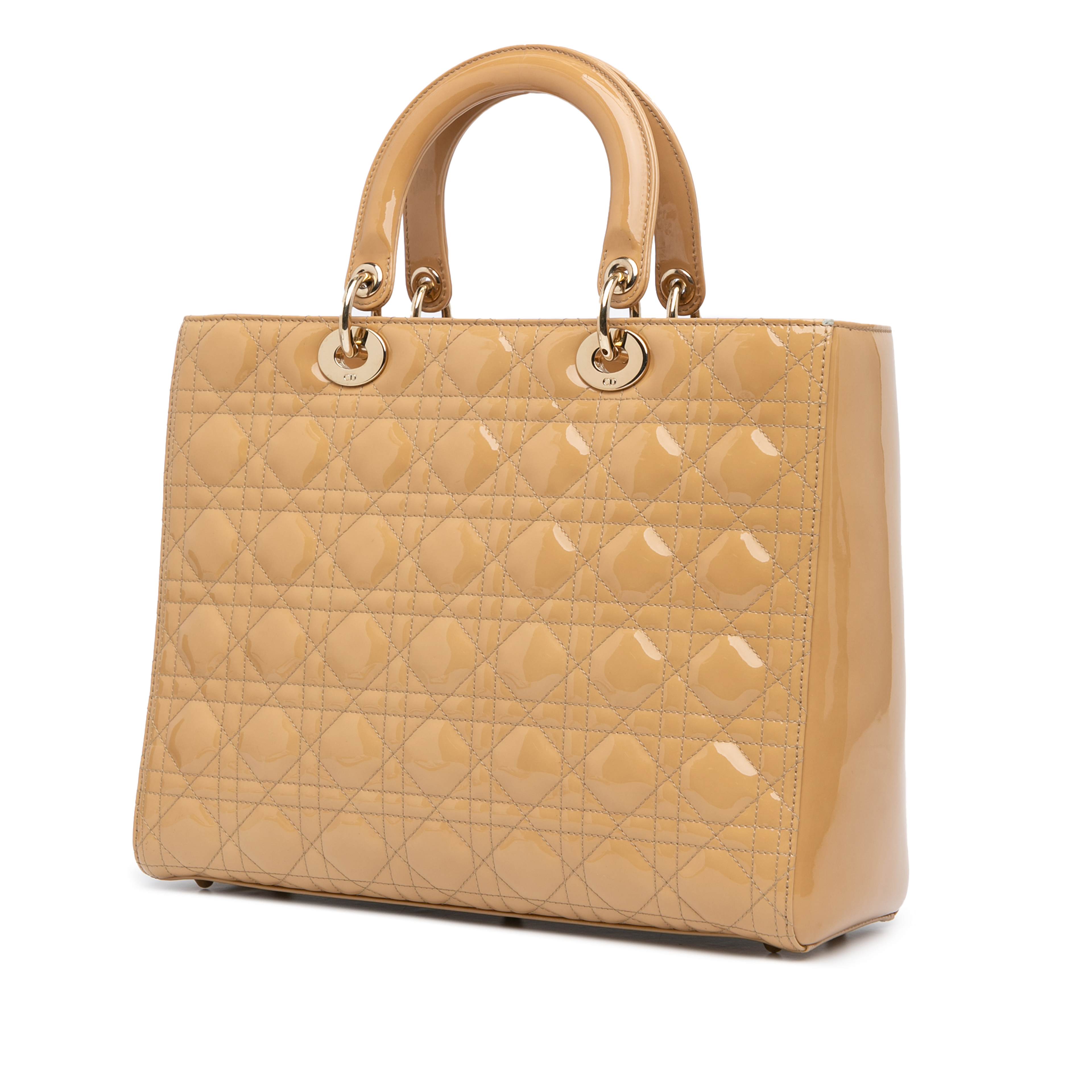 Dior Large Patent Cannage Lady Dior, från Luxclusif, i färgen beige. Klicka för att öppna bilden i stort format