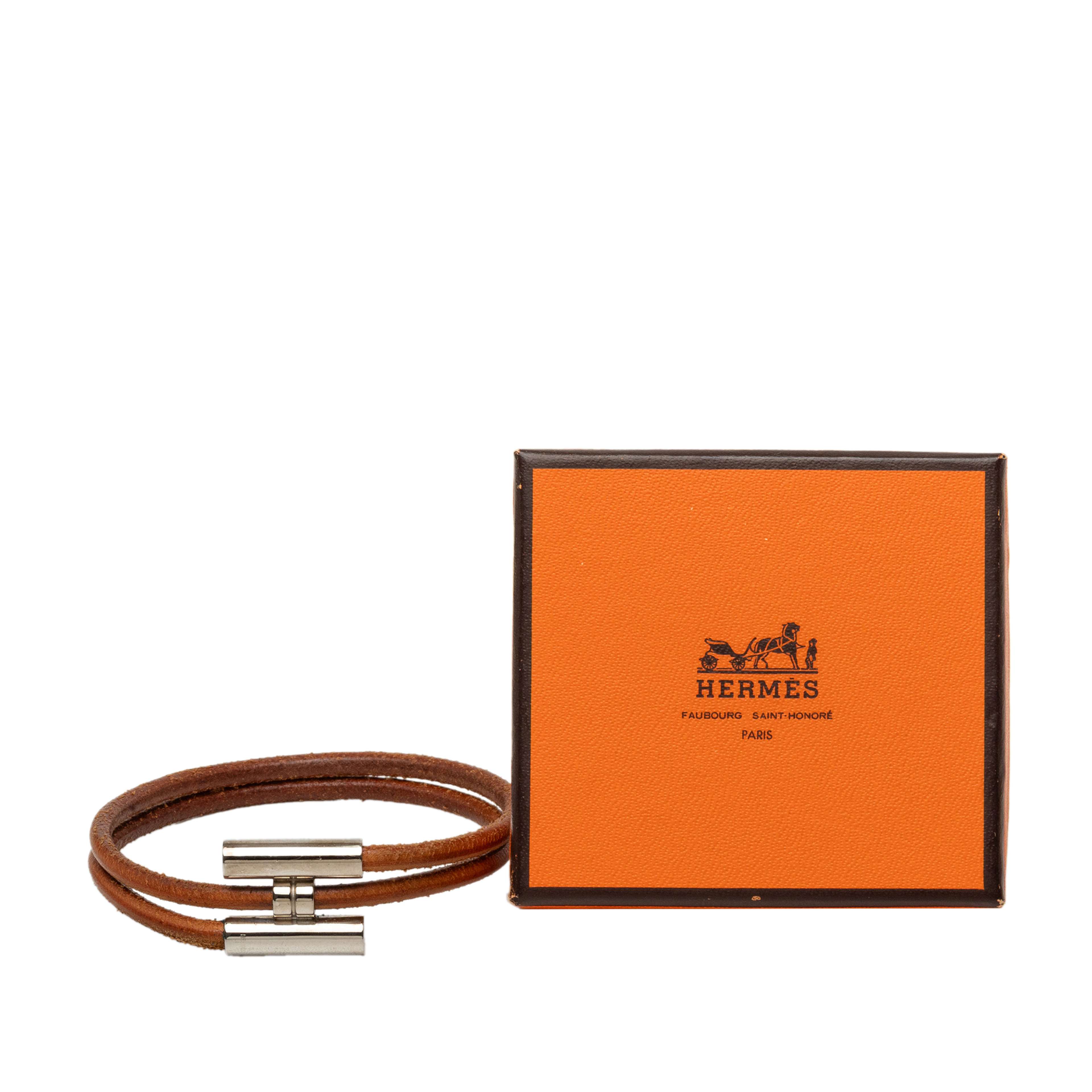 Hermès Leather Tournis Tresse Bracelet, från Luxclusif, i färgen brun. Klicka för att öppna bilden i stort format