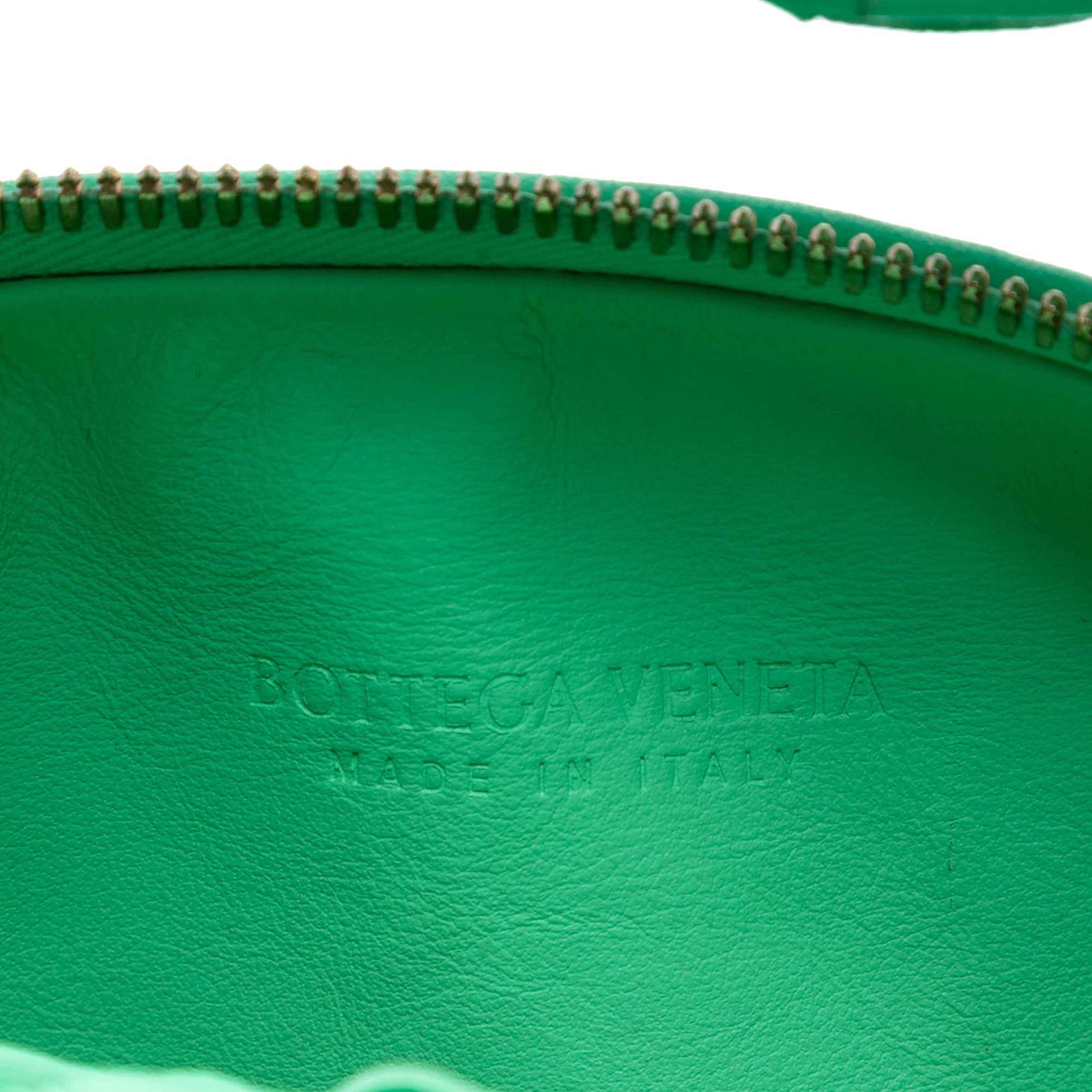 Bottega Veneta Mini Nappa Intrecciato Jodie, från Luxclusif, i färgen light green. Klicka för att öppna bilden i stort format