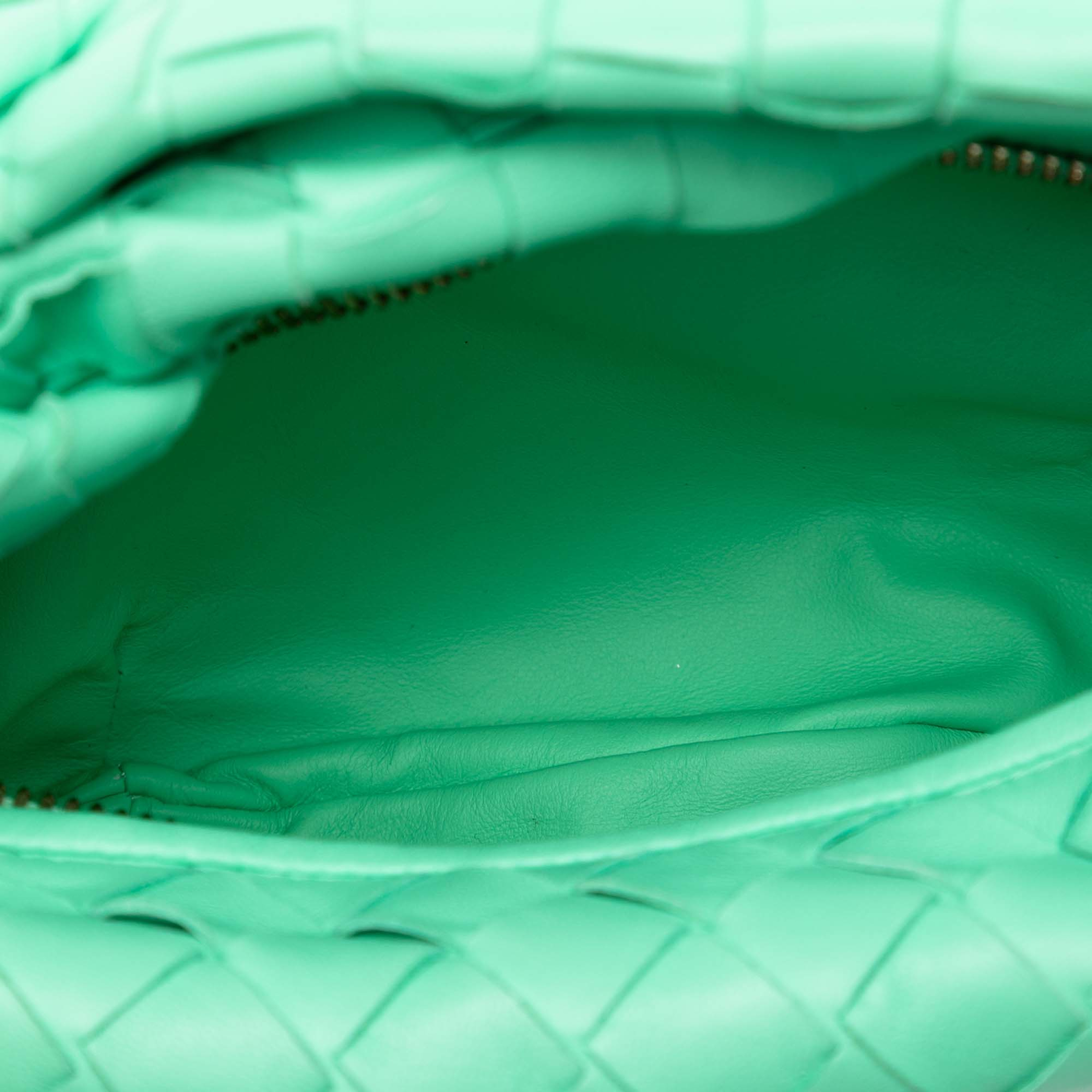 Bottega Veneta Mini Nappa Intrecciato Jodie, från Luxclusif, i färgen light green. Klicka för att öppna bilden i stort format