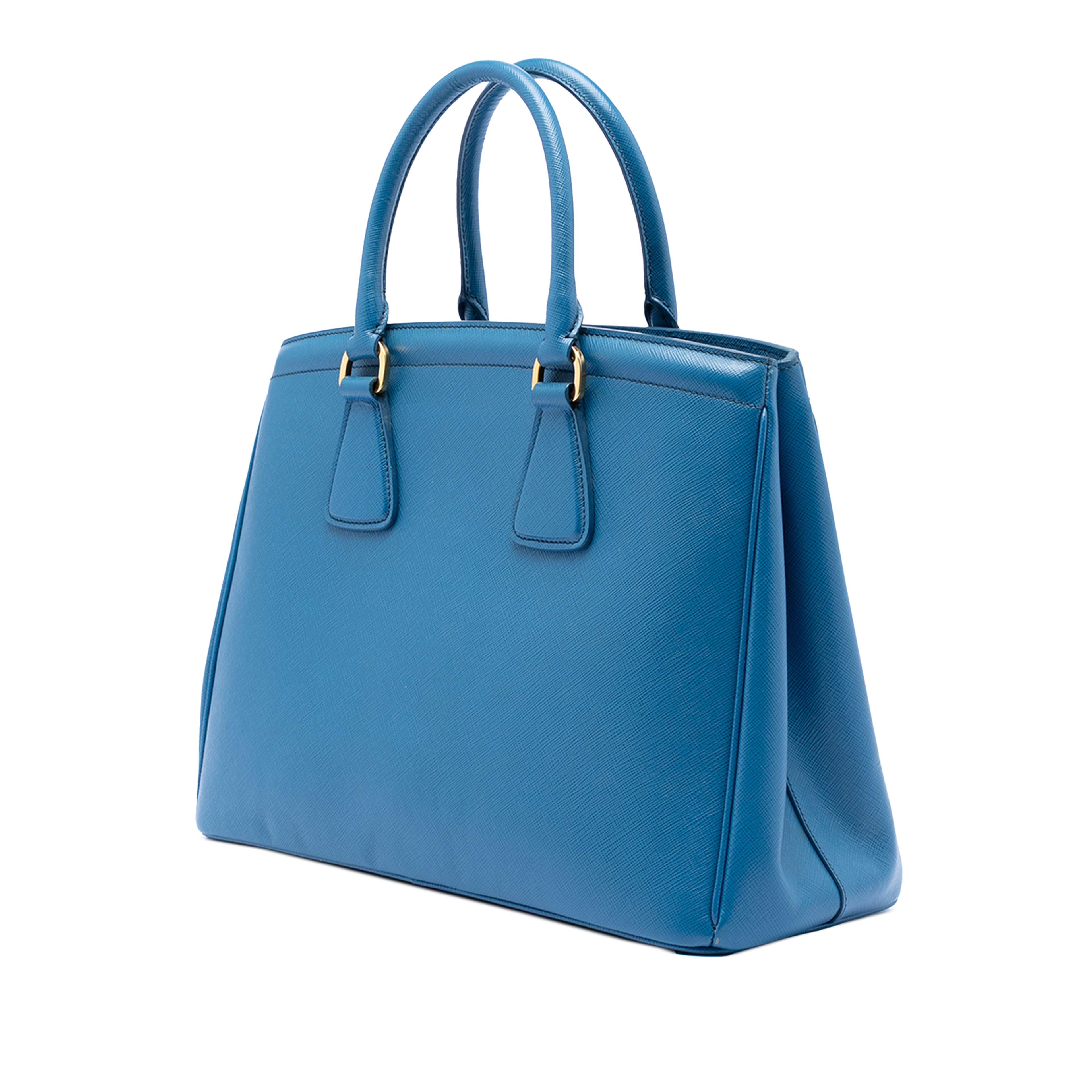 Prada Saffiano Lux Parabole Tote, från Luxclusif, i färgen blå. Klicka för att öppna bilden i stort format