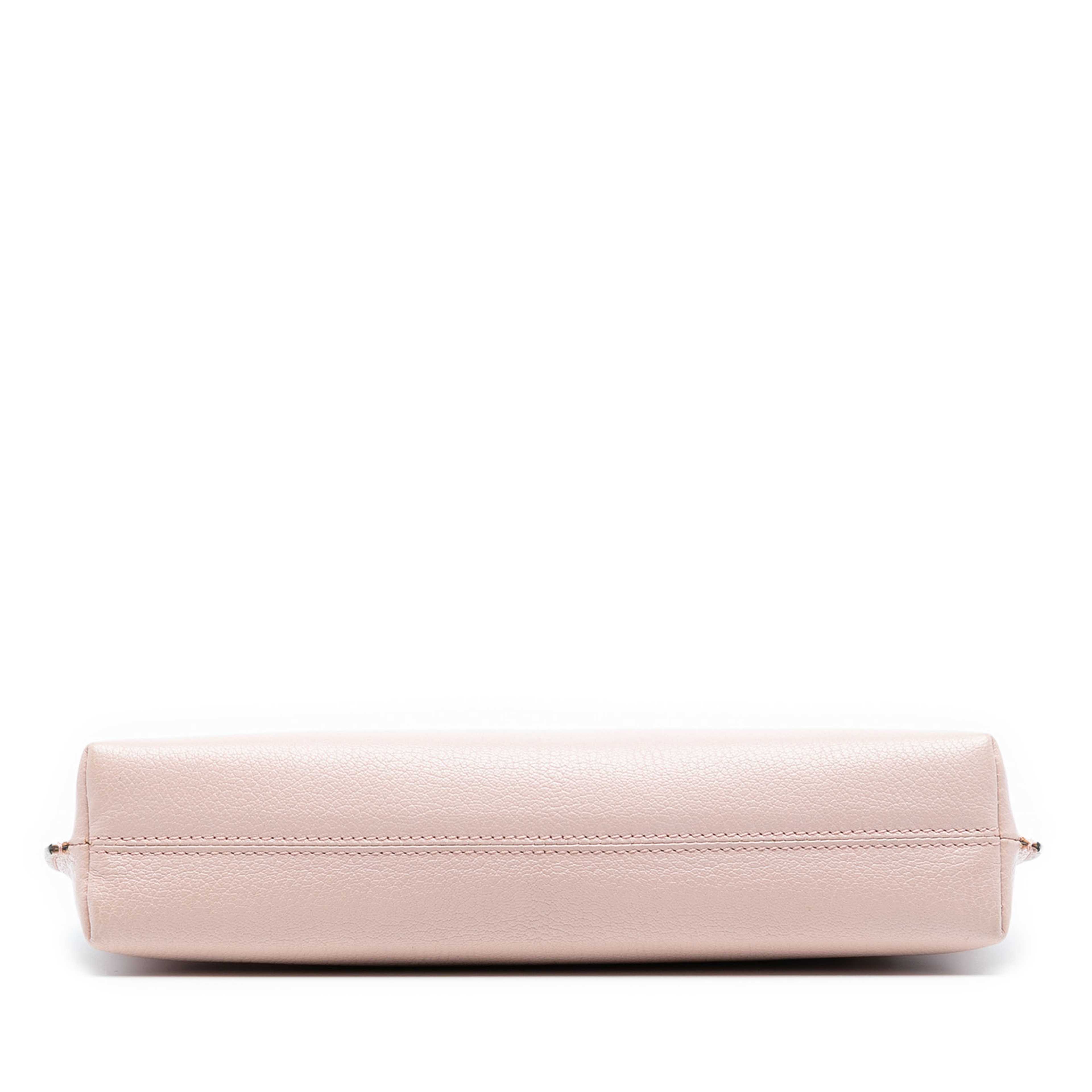 Burberry Leather Pendleton Clutch, från Luxclusif, i färgen light pink. Klicka för att öppna bilden i stort format