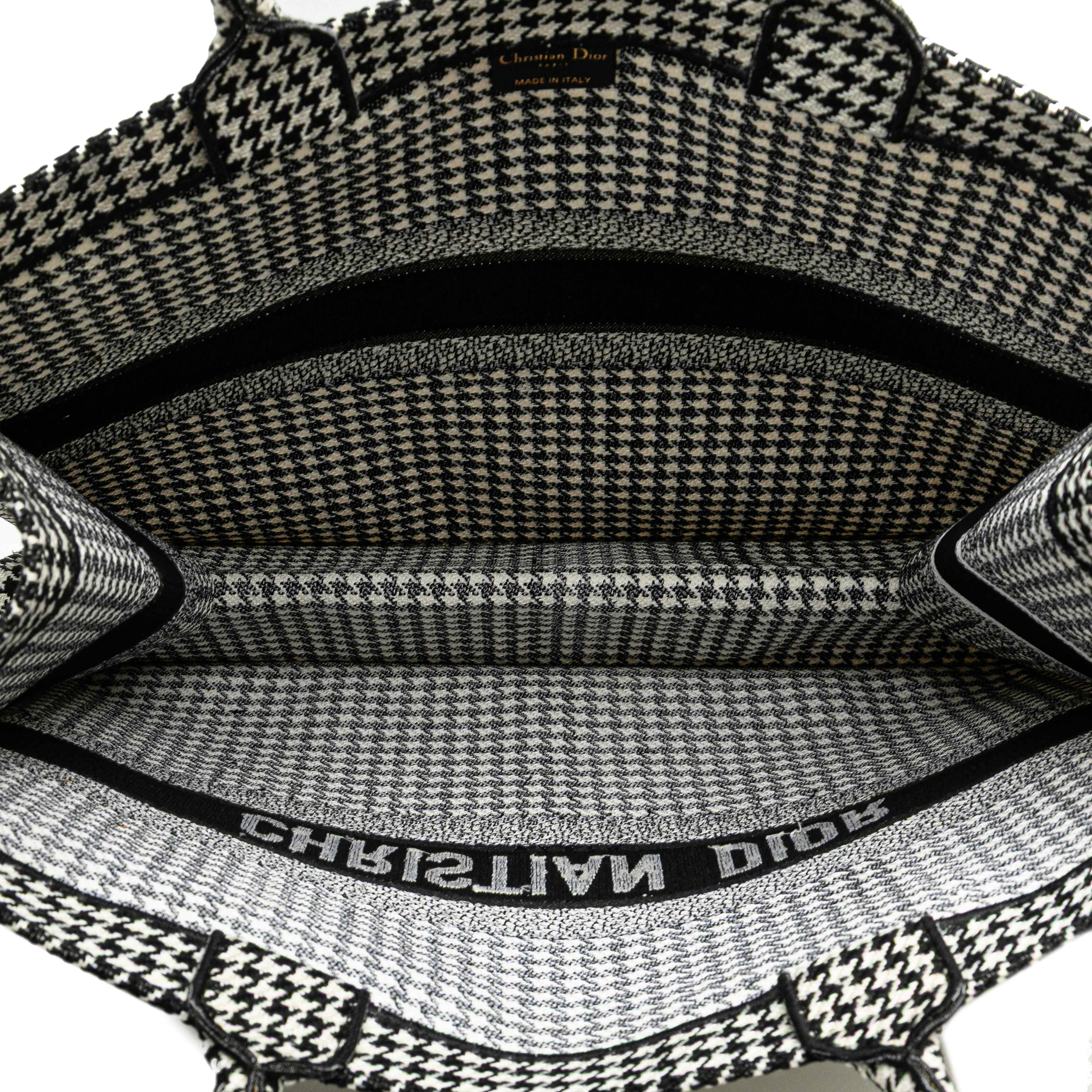 Dior Large Canvas Houndstooth Embroidered Book Tote, från Luxclusif, i färgen black. Klicka för att öppna bilden i stort format