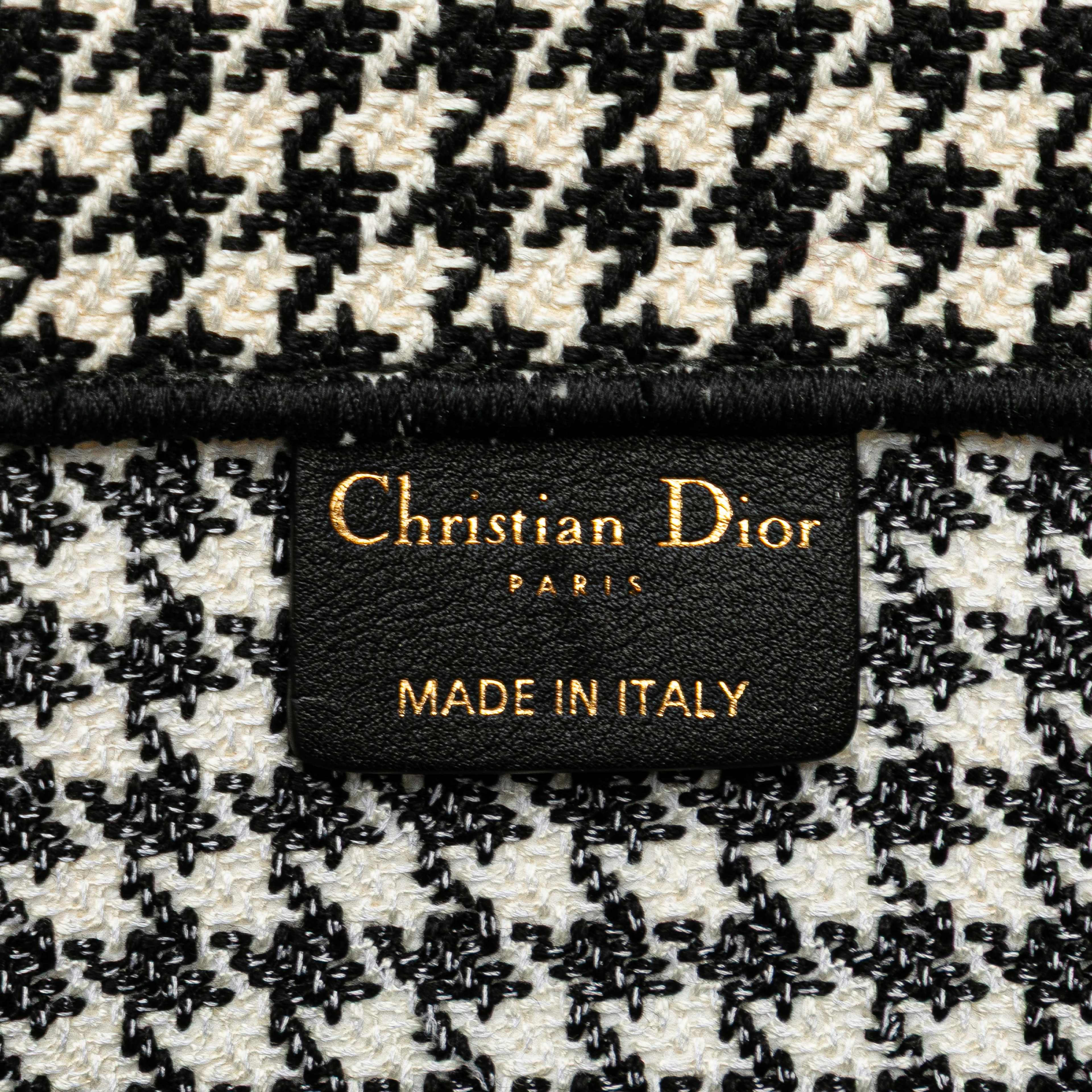 Dior Large Canvas Houndstooth Embroidered Book Tote, från Luxclusif, i färgen black. Klicka för att öppna bilden i stort format