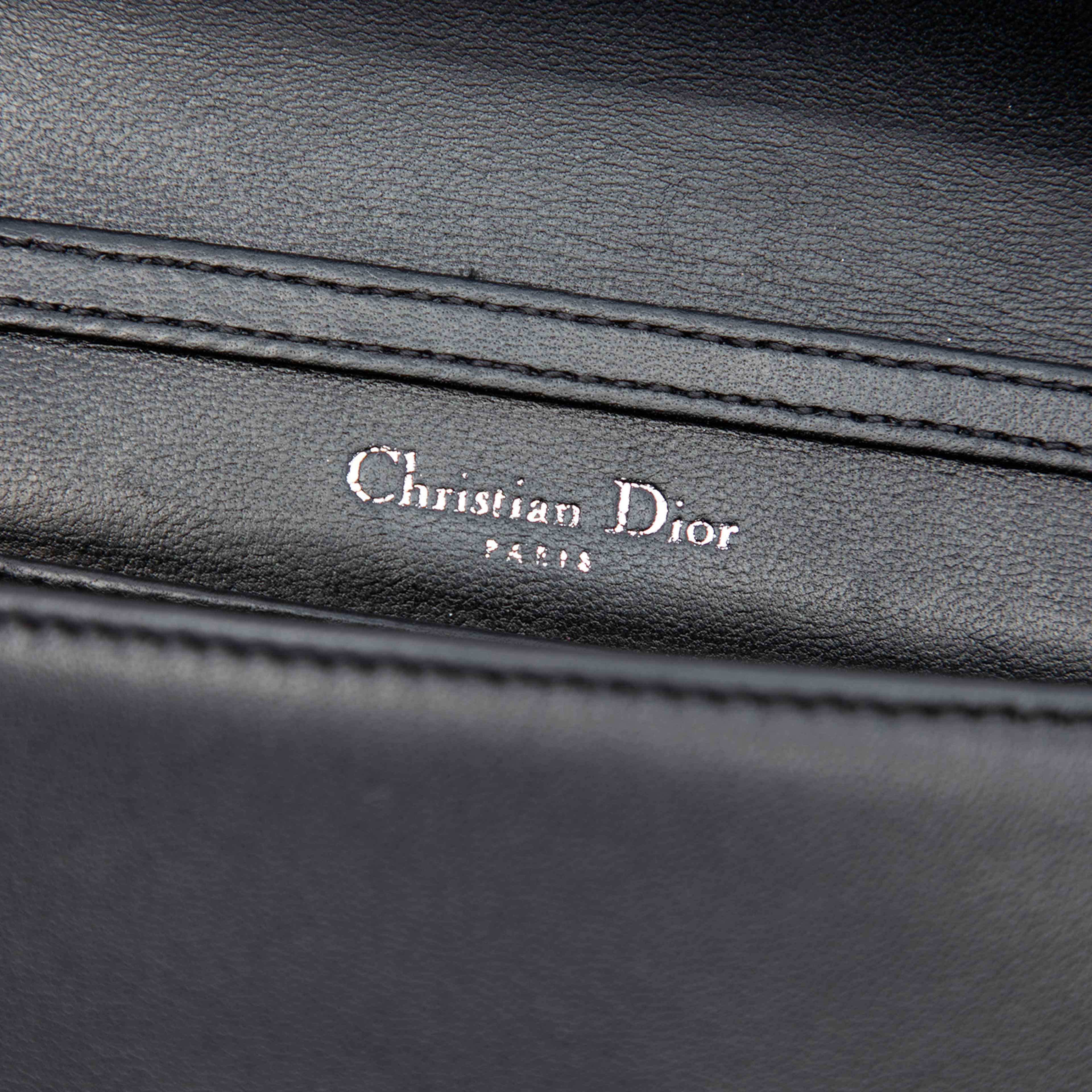 Dior Baby Lambskin Diorama Flap, från Luxclusif, i färgen svart. Klicka för att öppna bilden i stort format