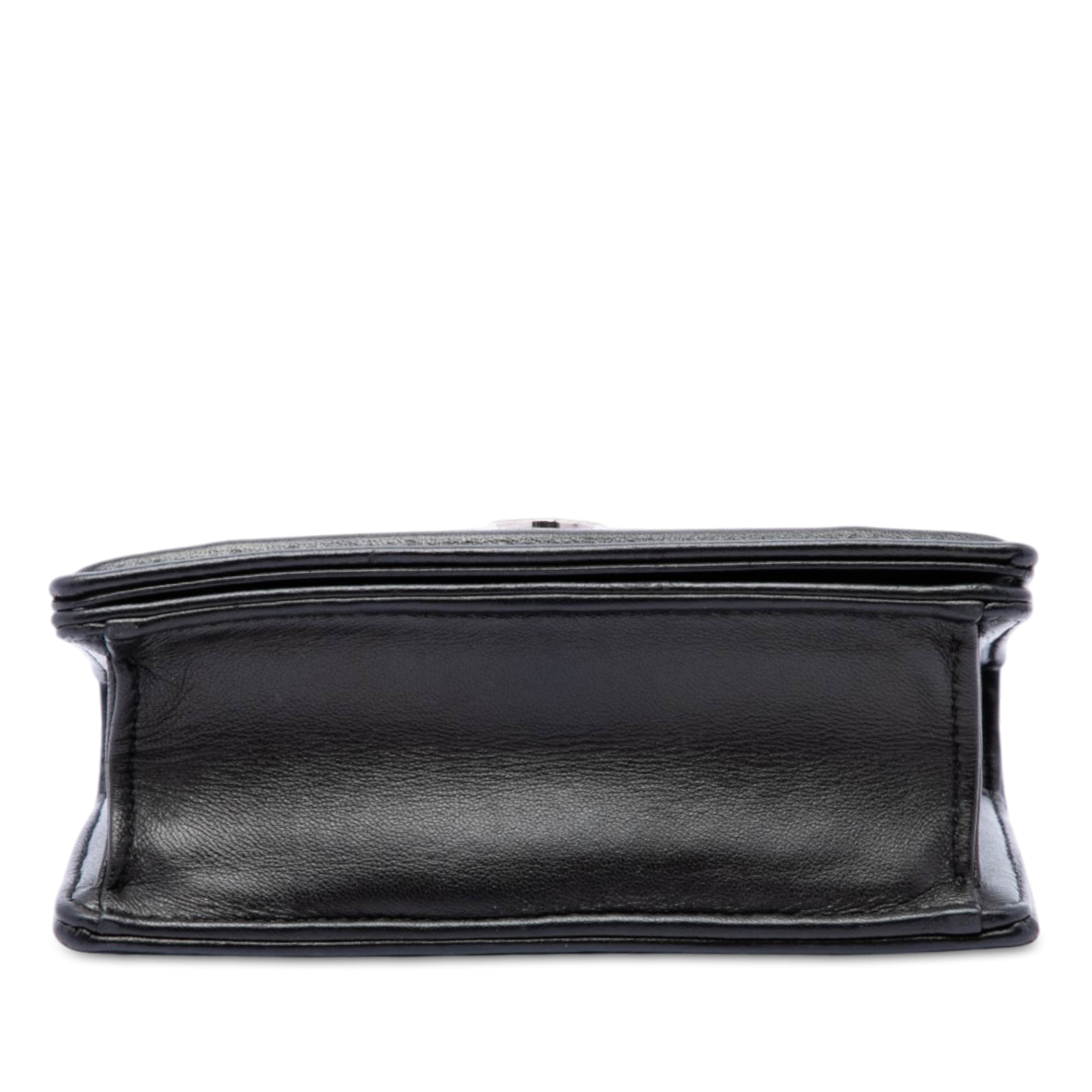 Dior Baby Lambskin Diorama Flap, från Luxclusif, i färgen svart. Klicka för att öppna bilden i stort format