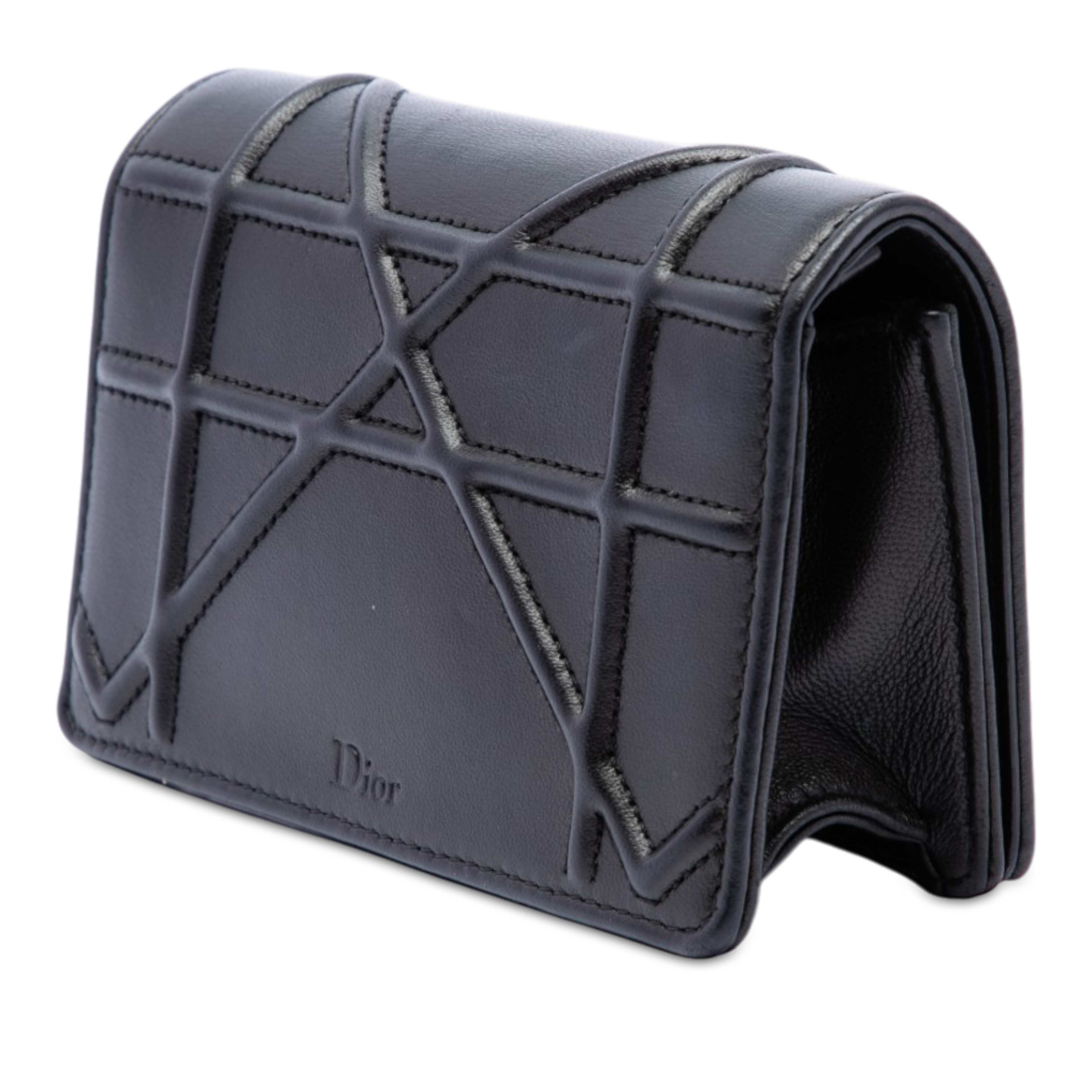 Dior Baby Lambskin Diorama Flap, från Luxclusif, i färgen svart. Klicka för att öppna bilden i stort format