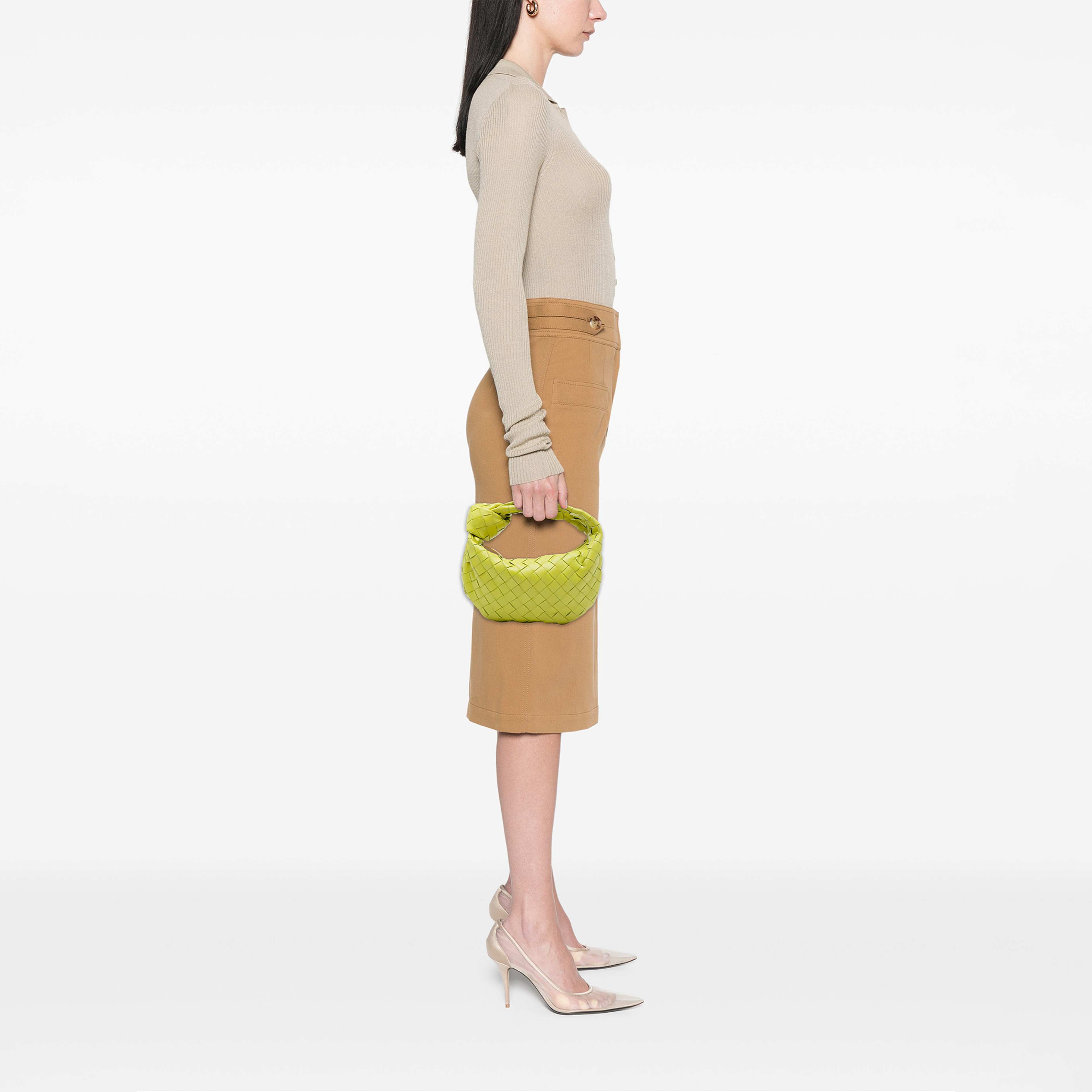 Bottega Veneta Mini Nappa Intrecciato Jodie, från Luxclusif, i färgen gul. Klicka för att öppna bilden i stort format