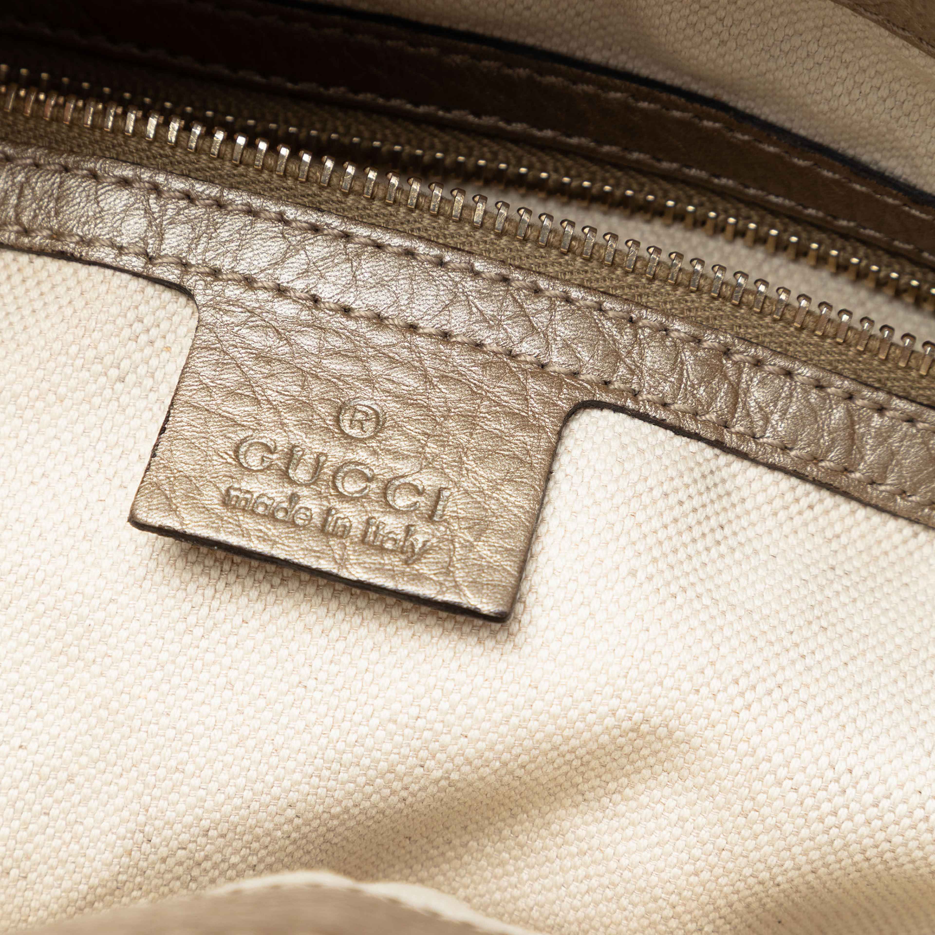 Gucci Metallic Calfskin Bella Tote, från Luxclusif, i färgen guld. Klicka för att öppna bilden i stort format