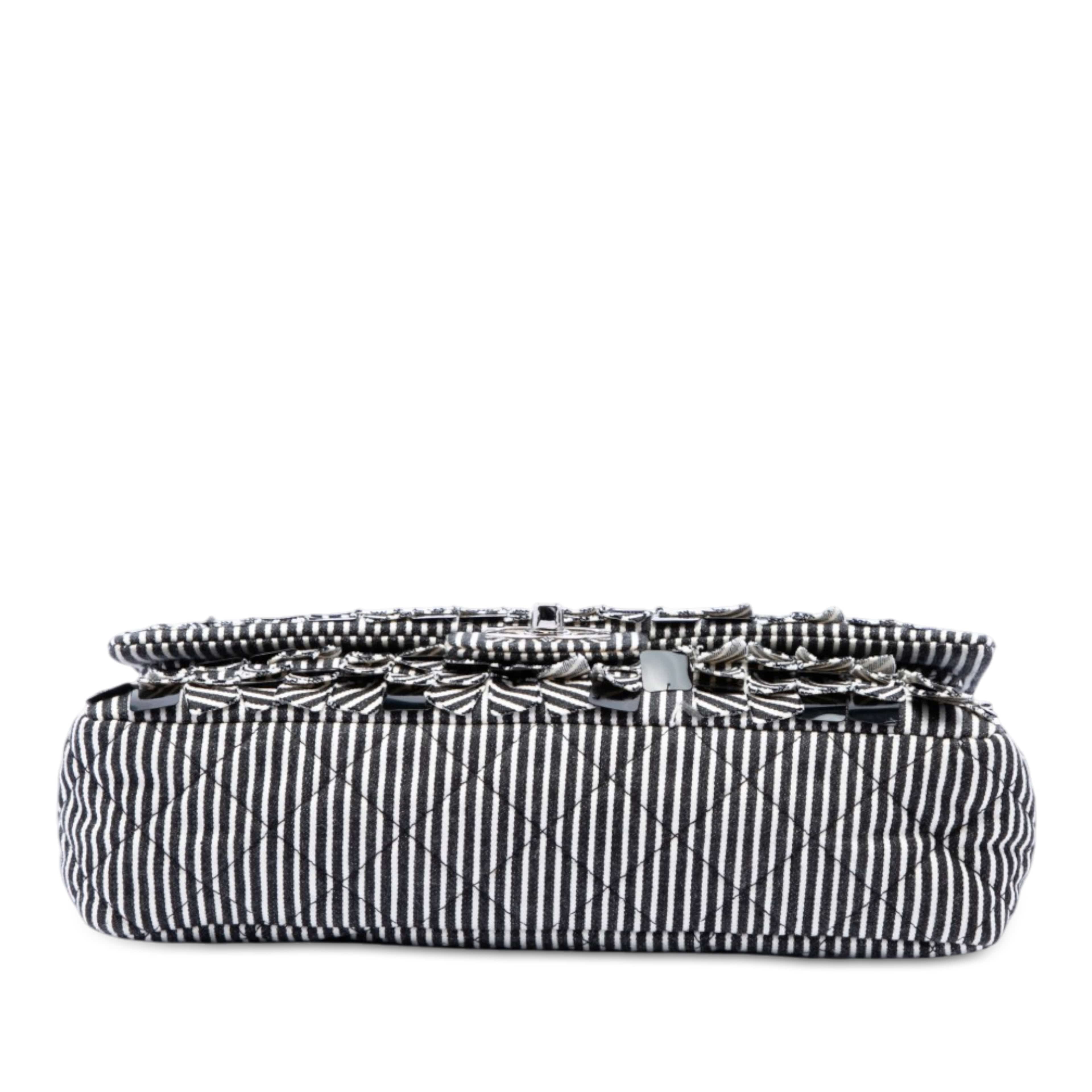 Chanel Medium Classic Canvas Sequin Stripes Double Flap, från Luxclusif, i färgen svart. Klicka för att öppna bilden i stort format