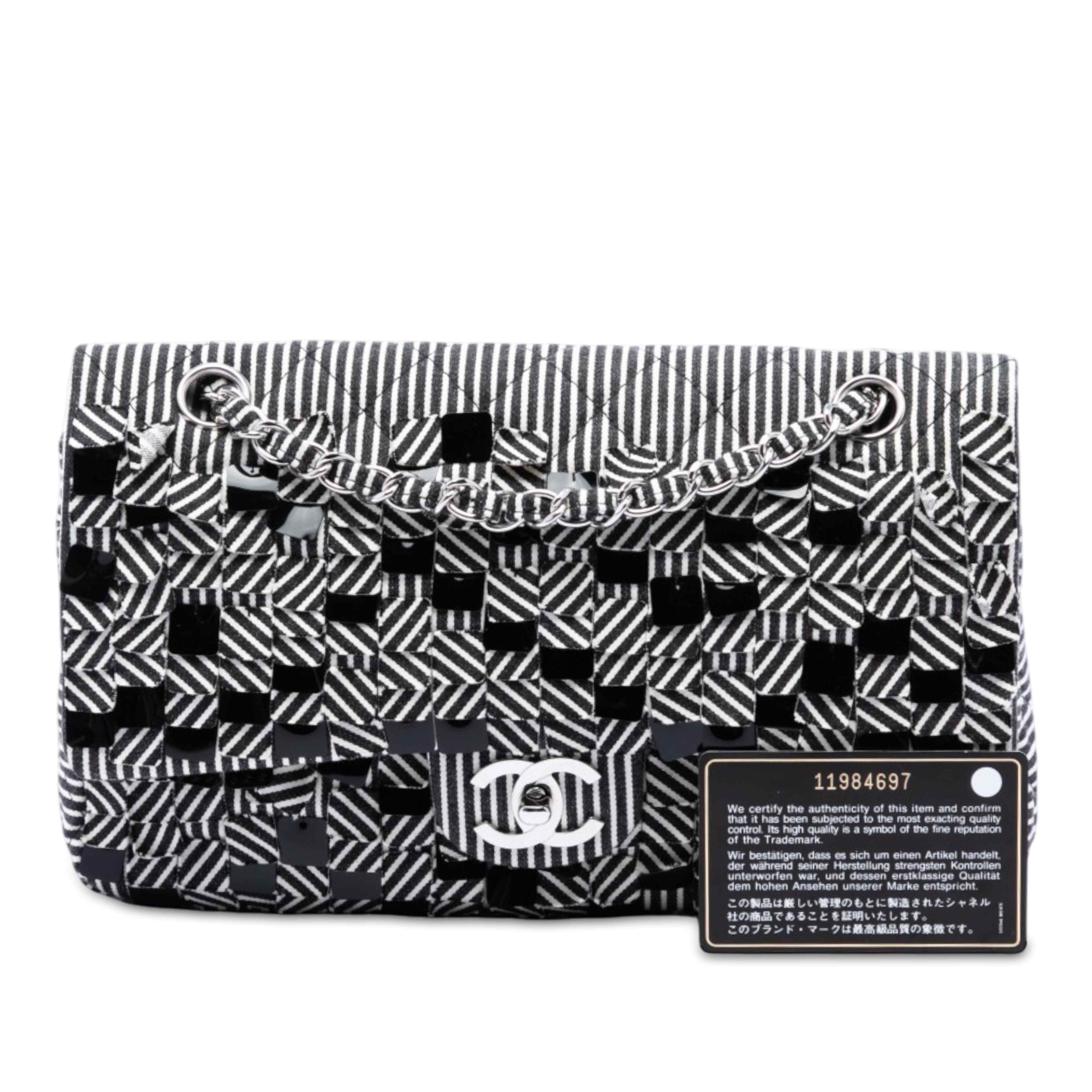 Chanel Medium Classic Canvas Sequin Stripes Double Flap, från Luxclusif, i färgen svart. Klicka för att öppna bilden i stort format
