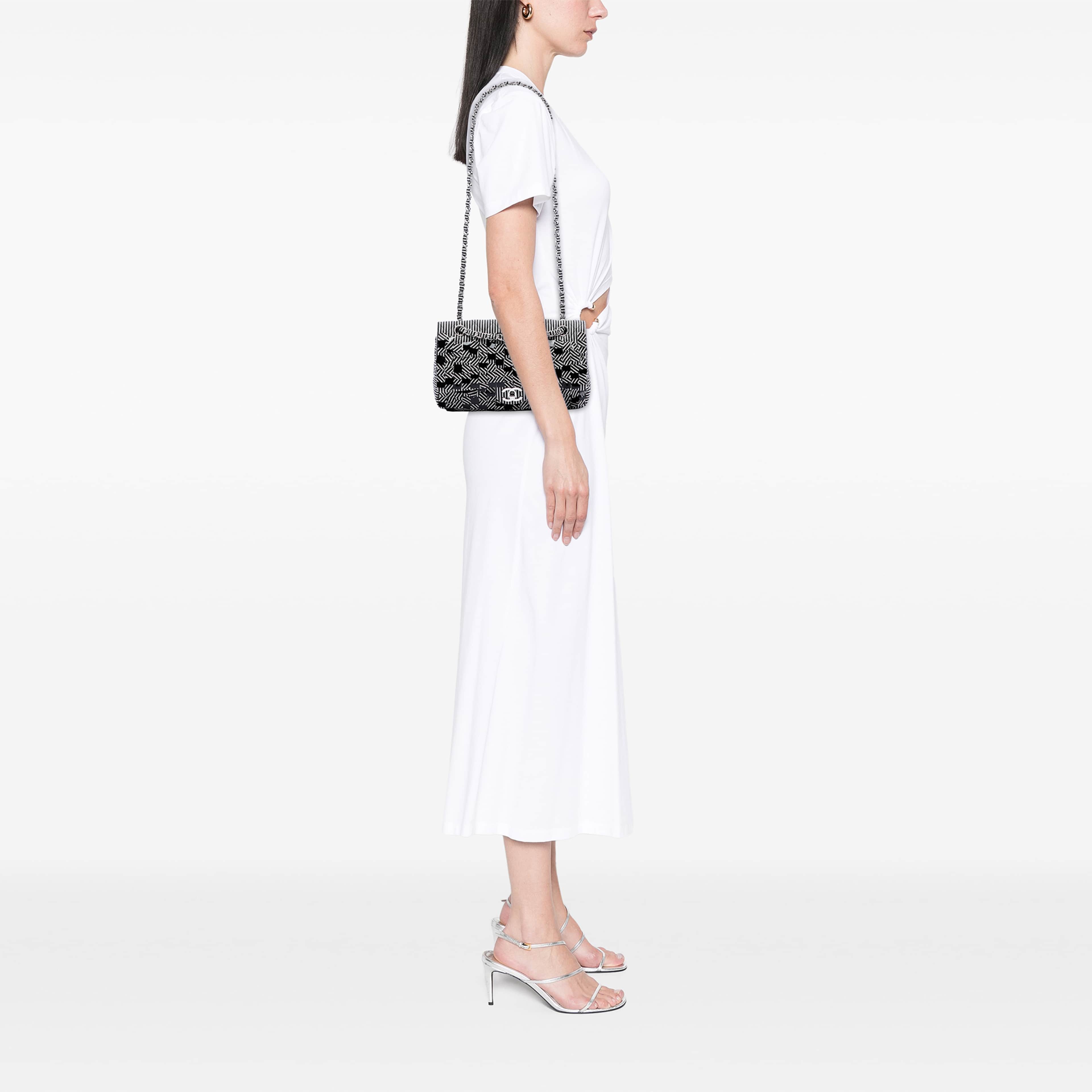 Chanel Medium Classic Canvas Sequin Stripes Double Flap, från Luxclusif, i färgen svart. Klicka för att öppna bilden i stort format