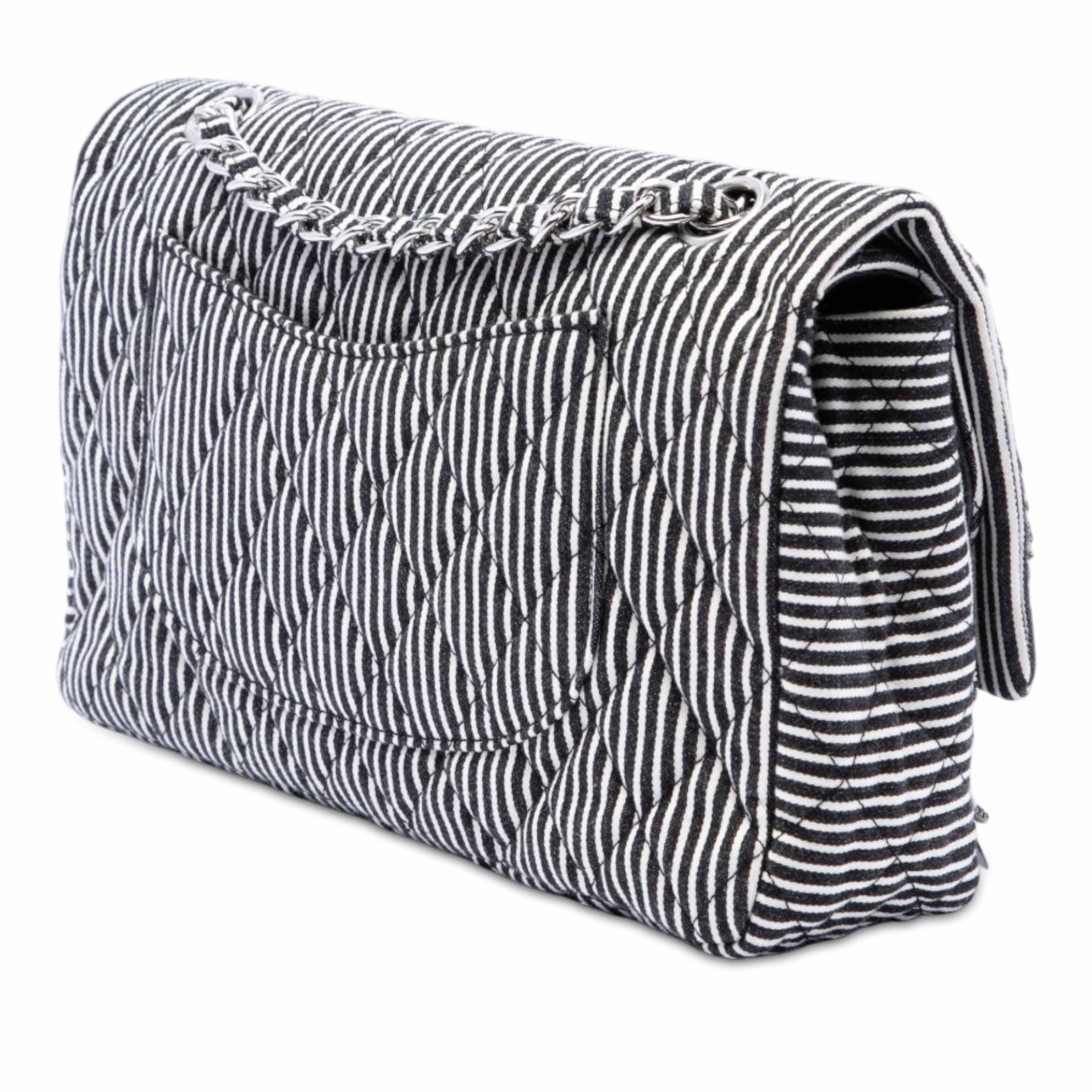 Chanel Medium Classic Canvas Sequin Stripes Double Flap, från Luxclusif, i färgen svart. Klicka för att öppna bilden i stort format
