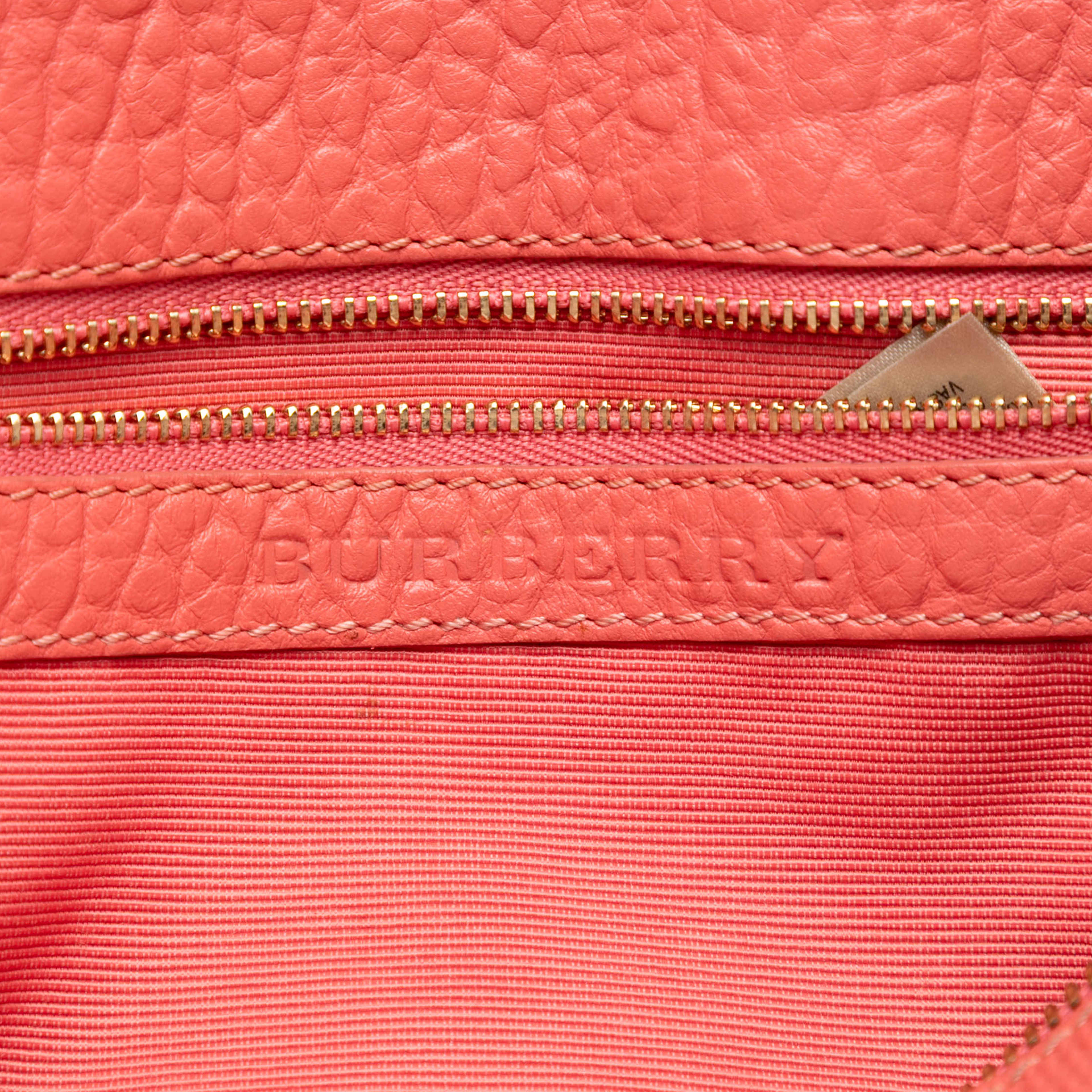 Burberry Small Grain Check Embossed Leather Chichester Crossbody, från Luxclusif, i färgen salmon. Klicka för att öppna bilden i stort format