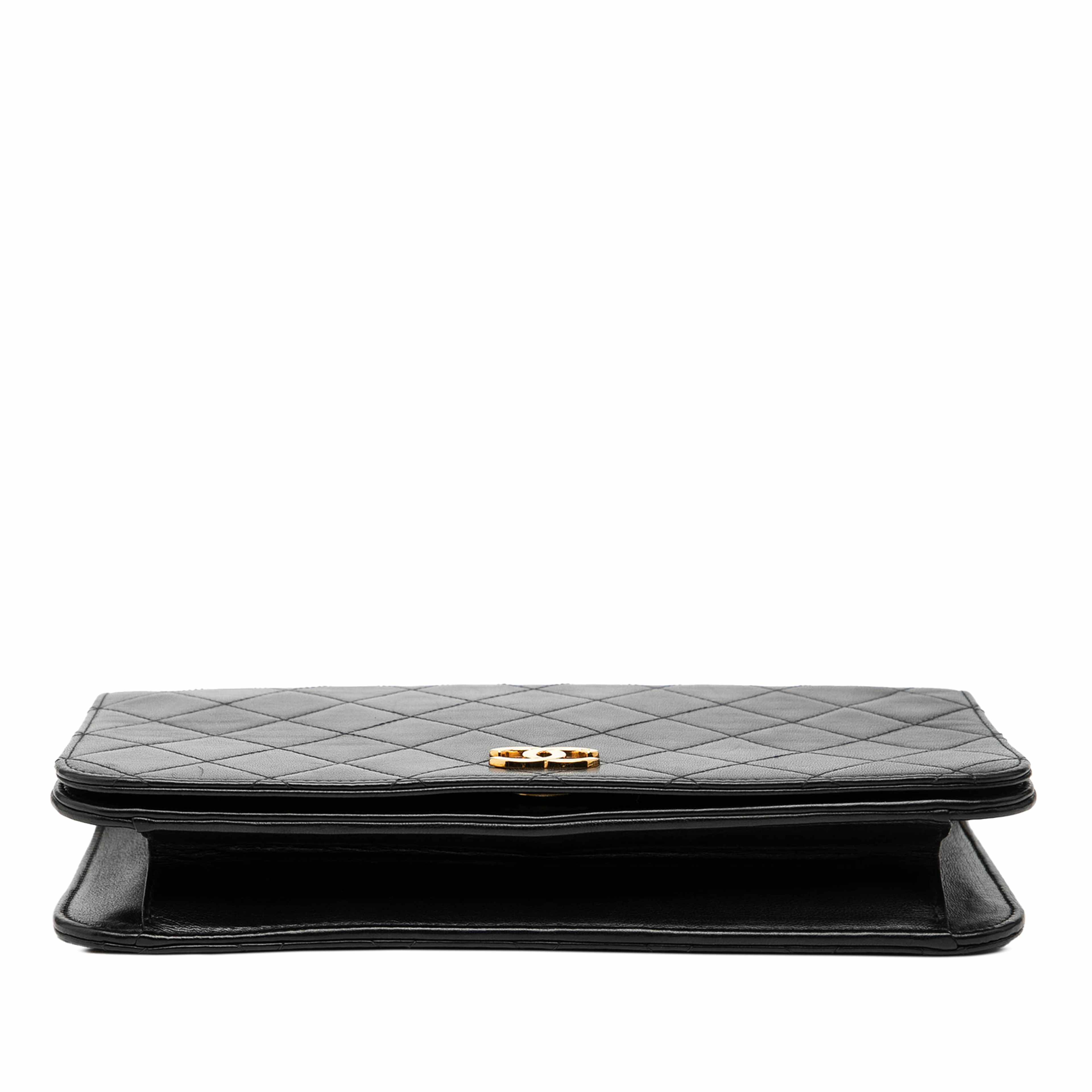 Chanel Cc Quilted Lambskin Full Single Flap, från Luxclusif, i färgen black. Klicka för att öppna bilden i stort format