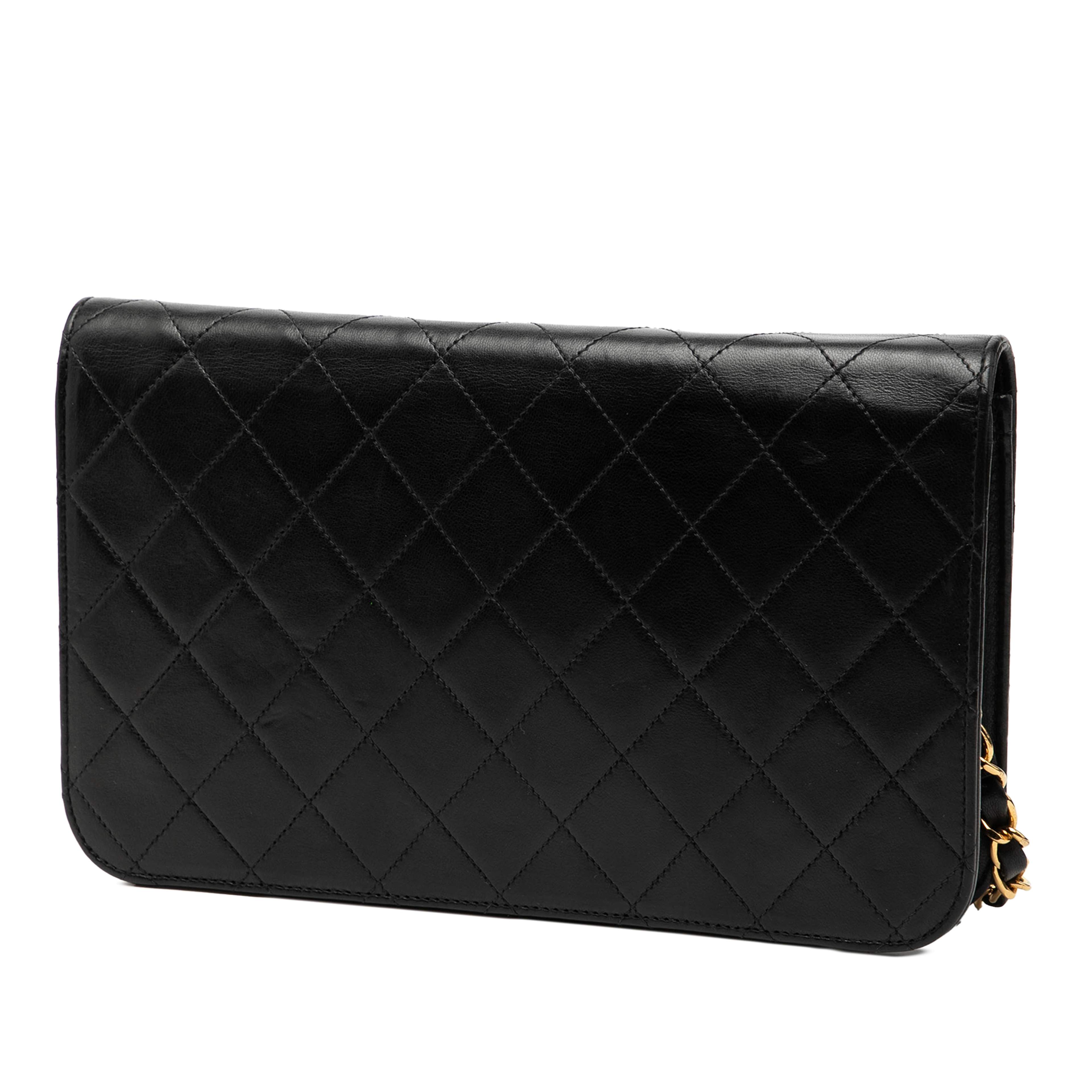 Chanel Cc Quilted Lambskin Full Single Flap, från Luxclusif, i färgen black. Klicka för att öppna bilden i stort format