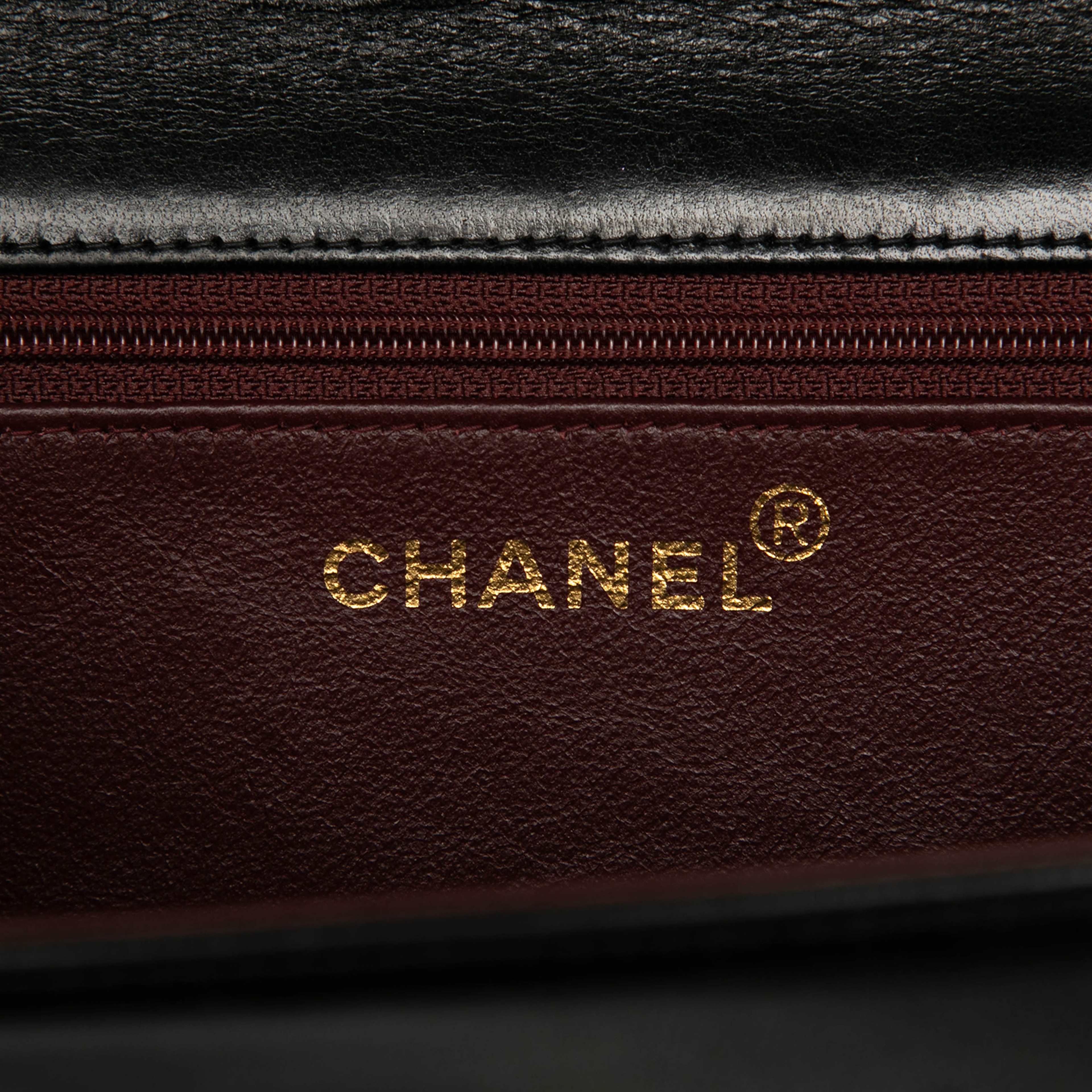 Chanel Cc Quilted Lambskin Full Single Flap, från Luxclusif, i färgen black. Klicka för att öppna bilden i stort format