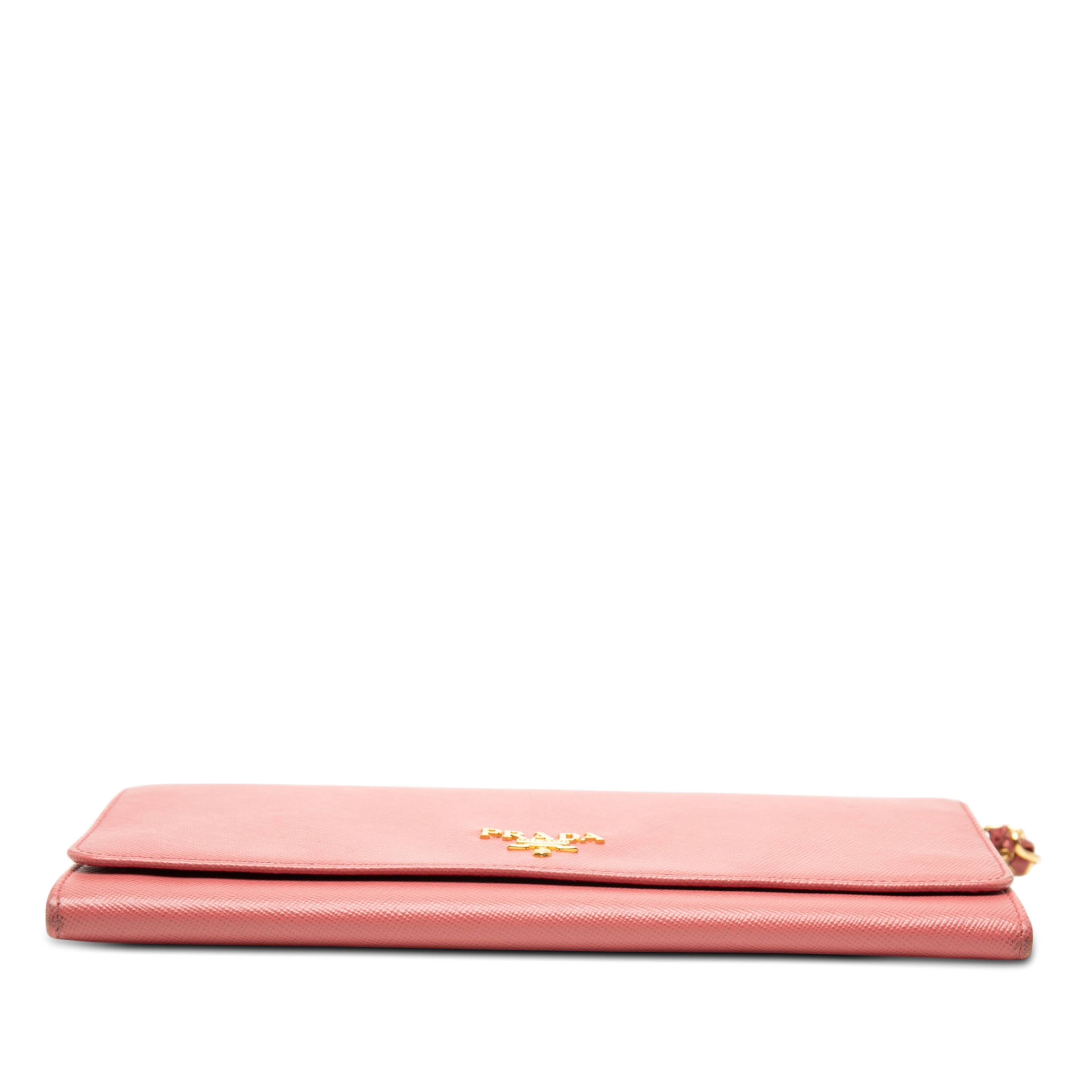 Prada Saffiano Wallet On Chain, från Luxclusif, i färgen blush. Klicka för att öppna bilden i stort format