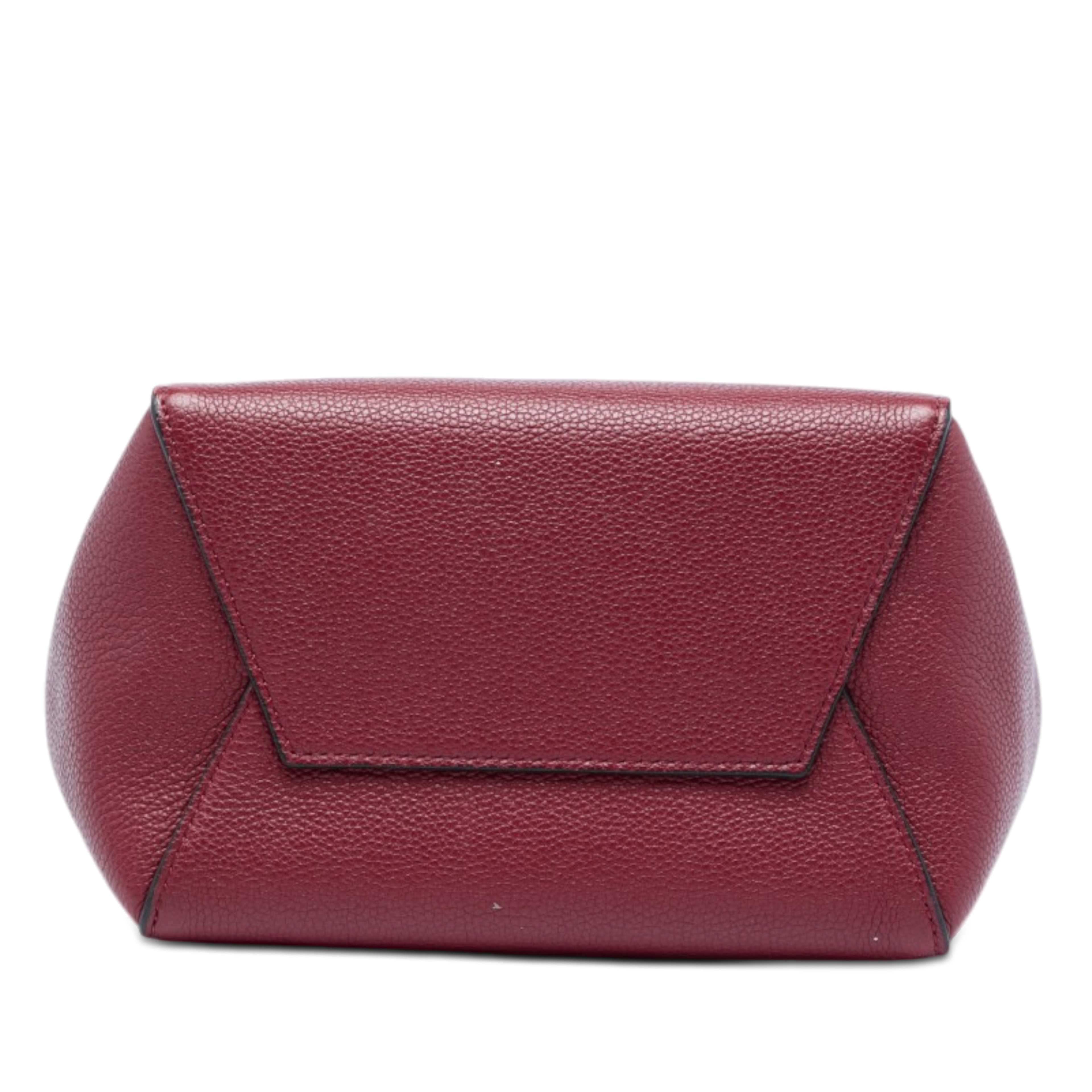 Celine Small Leather Seau Sangle Bucket Bag, från Luxclusif, i färgen röd. Klicka för att öppna bilden i stort format