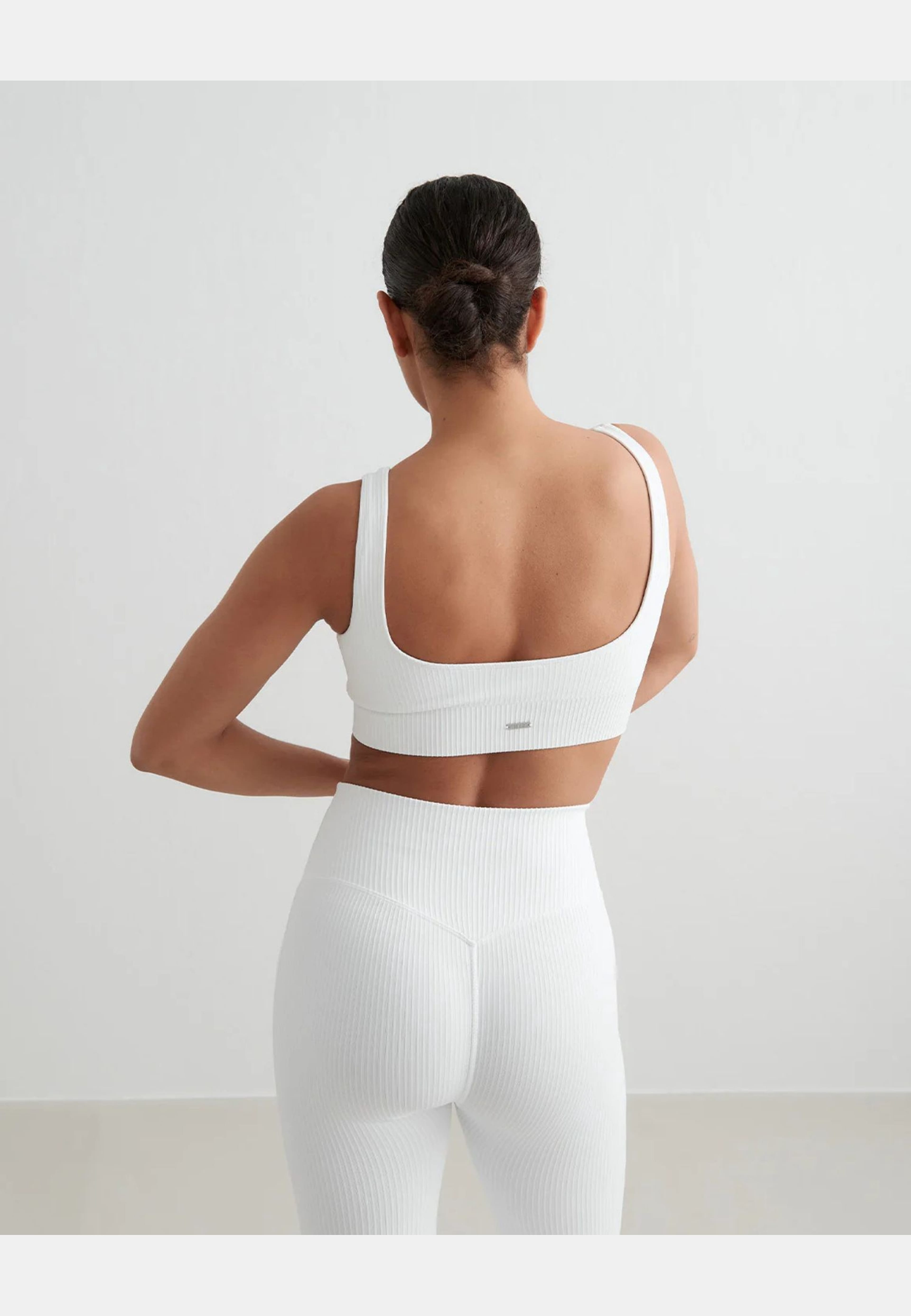 Ribbed Seamless Bra, från aim'n, i färgen white. Klicka för att öppna bilden i stort format