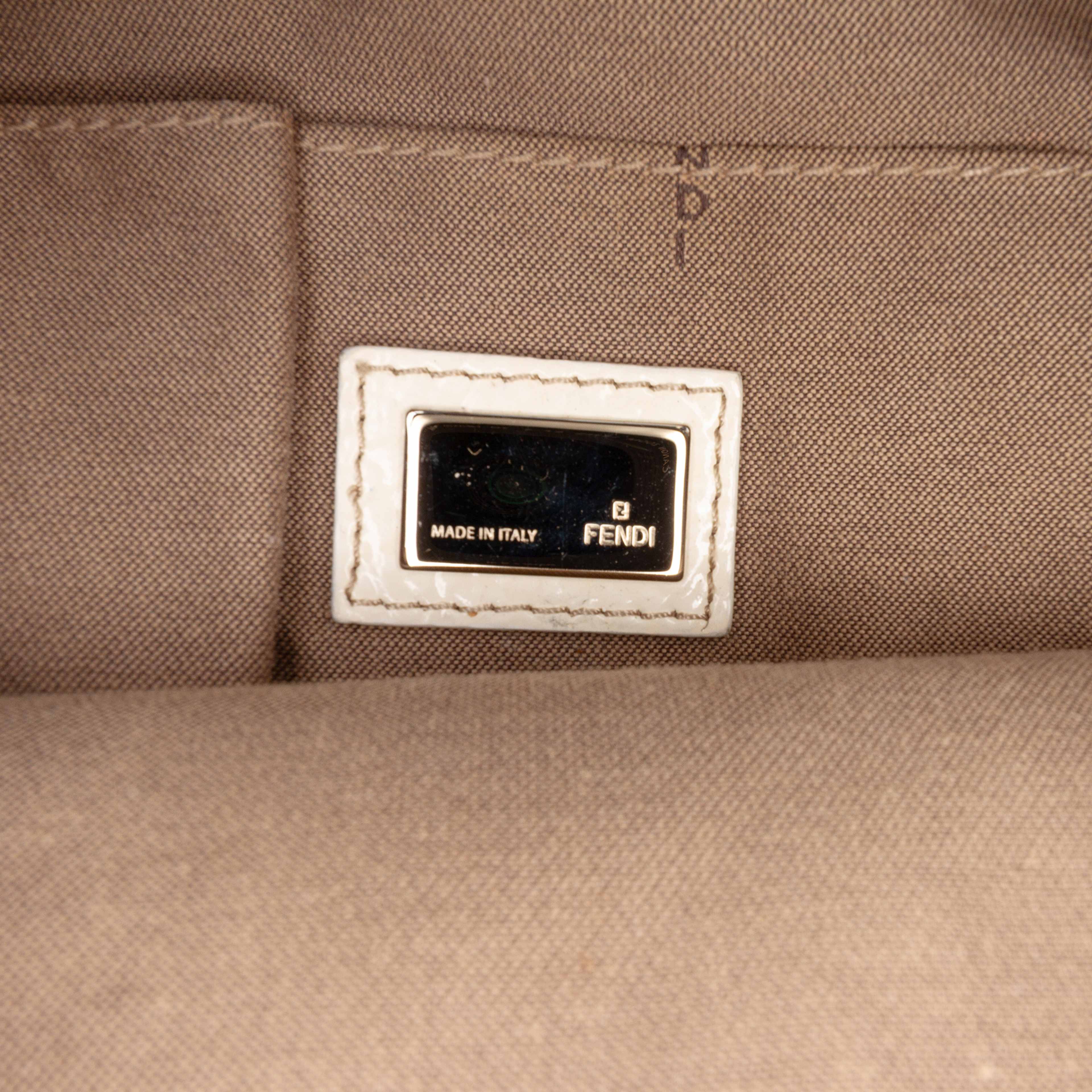 Fendi Canvas Studded Hobo, från Luxclusif, i färgen beige. Klicka för att öppna bilden i stort format