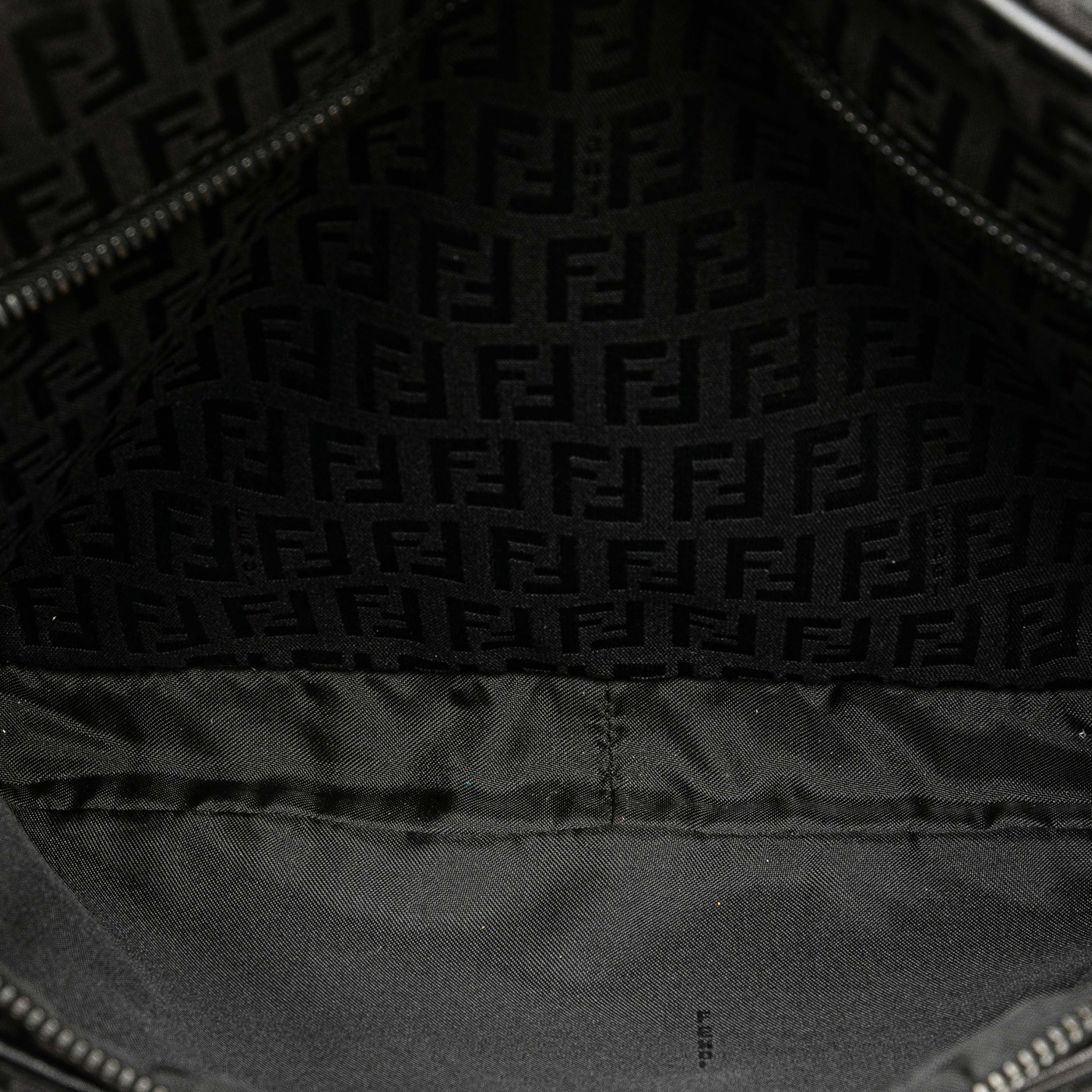 Fendi Zucchino Canvas Crossbody, från Luxclusif, i färgen black. Klicka för att öppna bilden i stort format