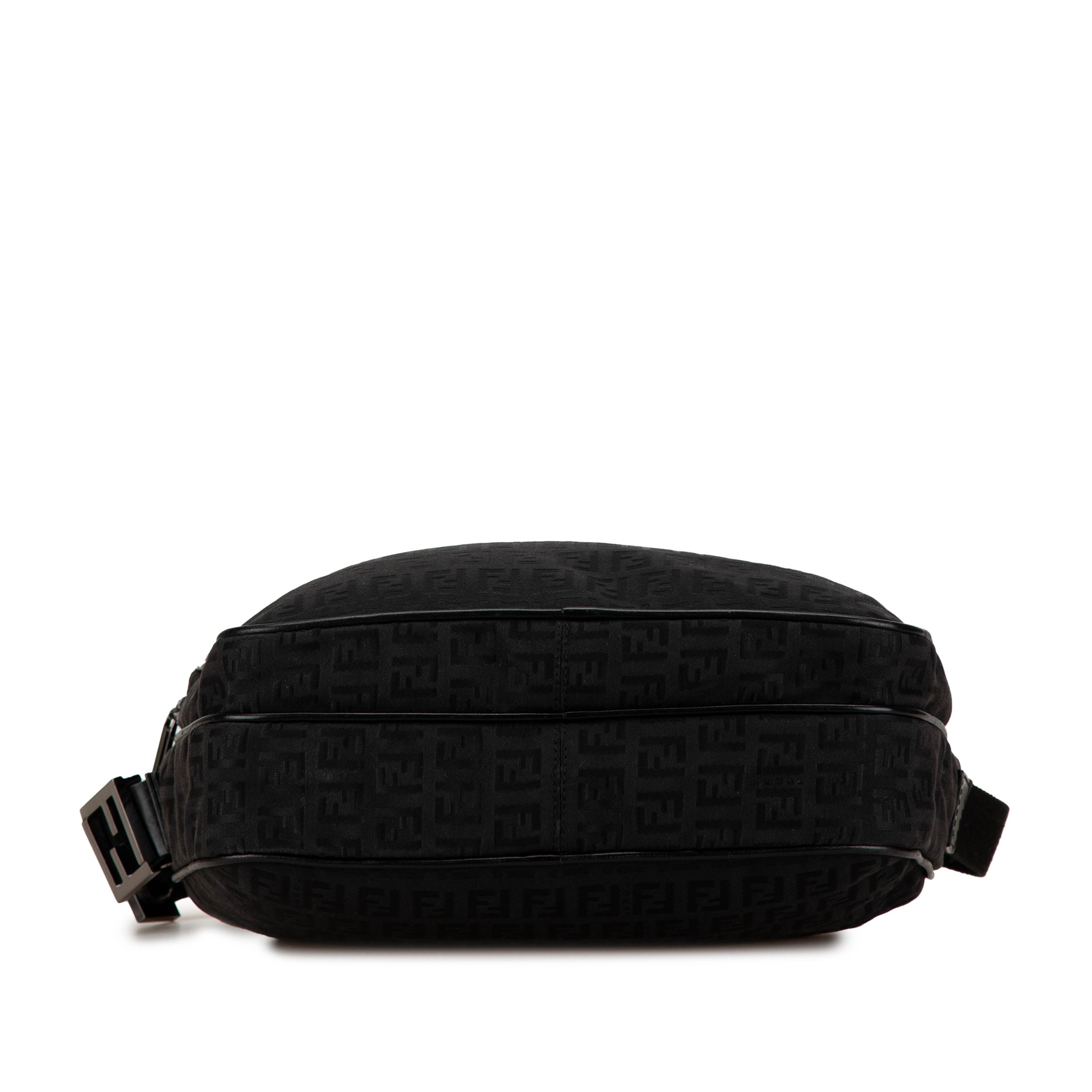 Fendi Zucchino Canvas Crossbody, från Luxclusif, i färgen black. Klicka för att öppna bilden i stort format
