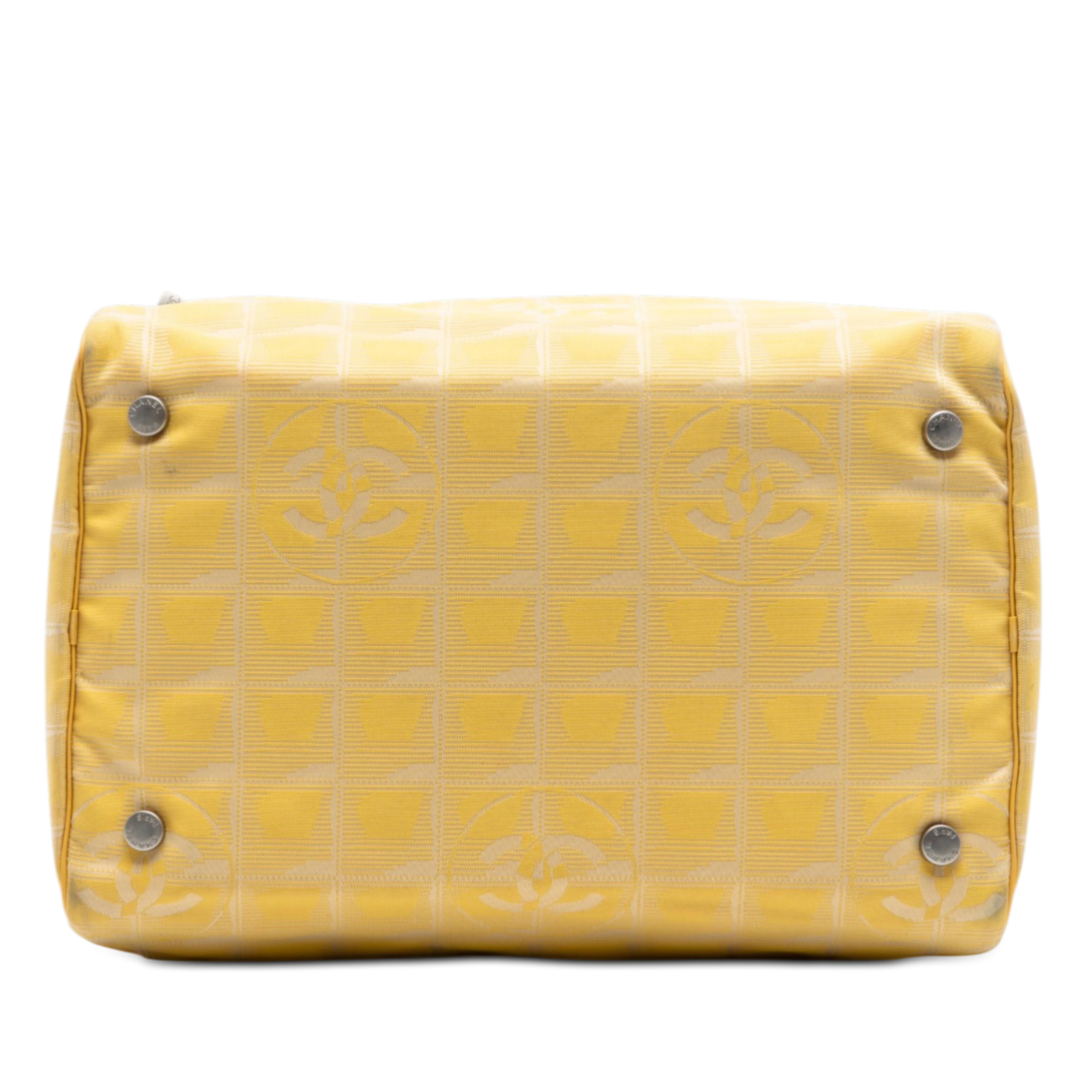 Chanel New Travel Line Nylon Vanity Bag, från Luxclusif, i färgen yellow. Klicka för att öppna bilden i stort format