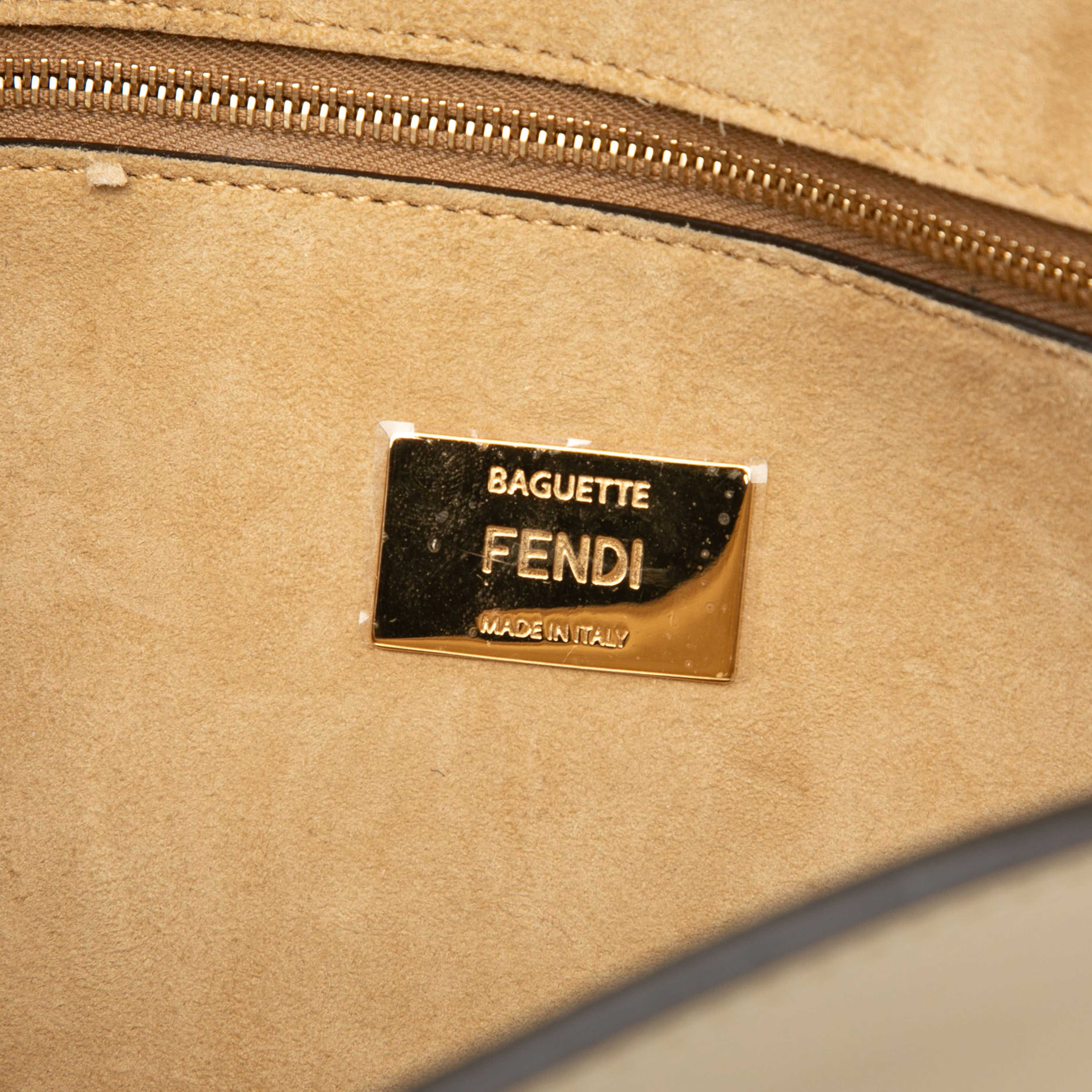 Fendi Leather Metal Stitch Baguette Satchel, från Luxclusif, i färgen light beige. Klicka för att öppna bilden i stort format