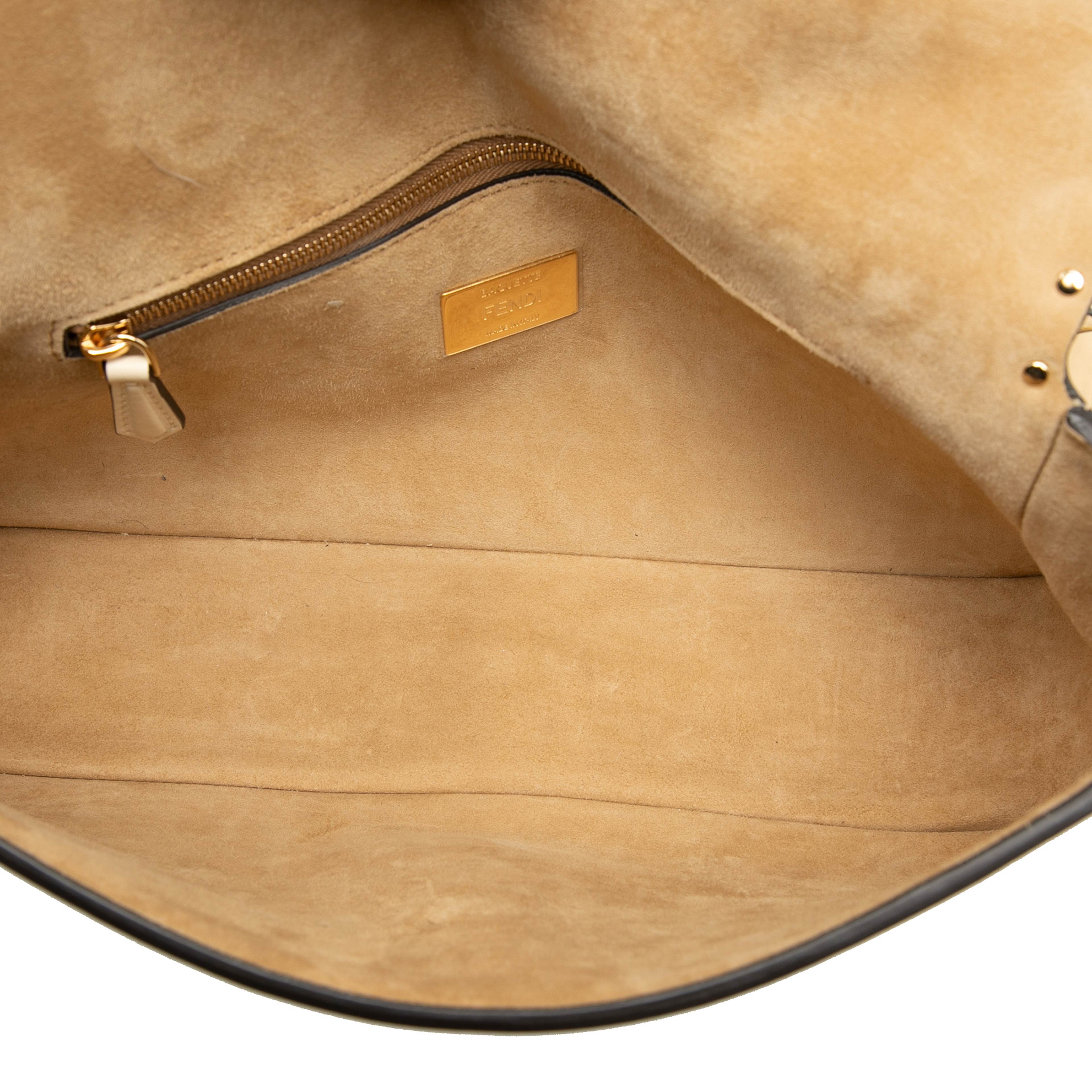 Fendi Leather Metal Stitch Baguette Satchel, från Luxclusif, i färgen light beige. Klicka för att öppna bilden i stort format