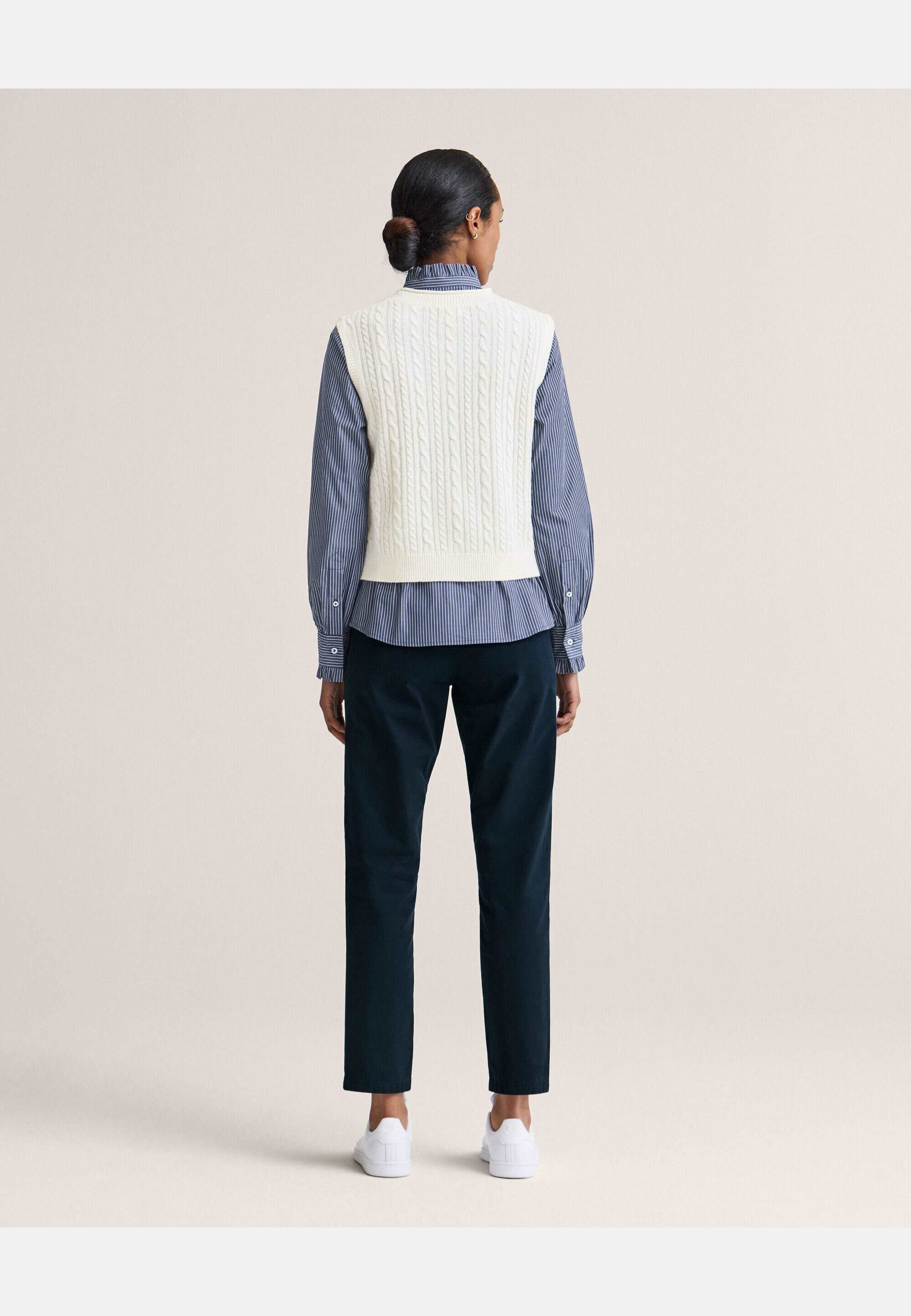 Norma Cable Waistcoat, från Newhouse, i färgen offwhite. Klicka för att öppna bilden i stort format