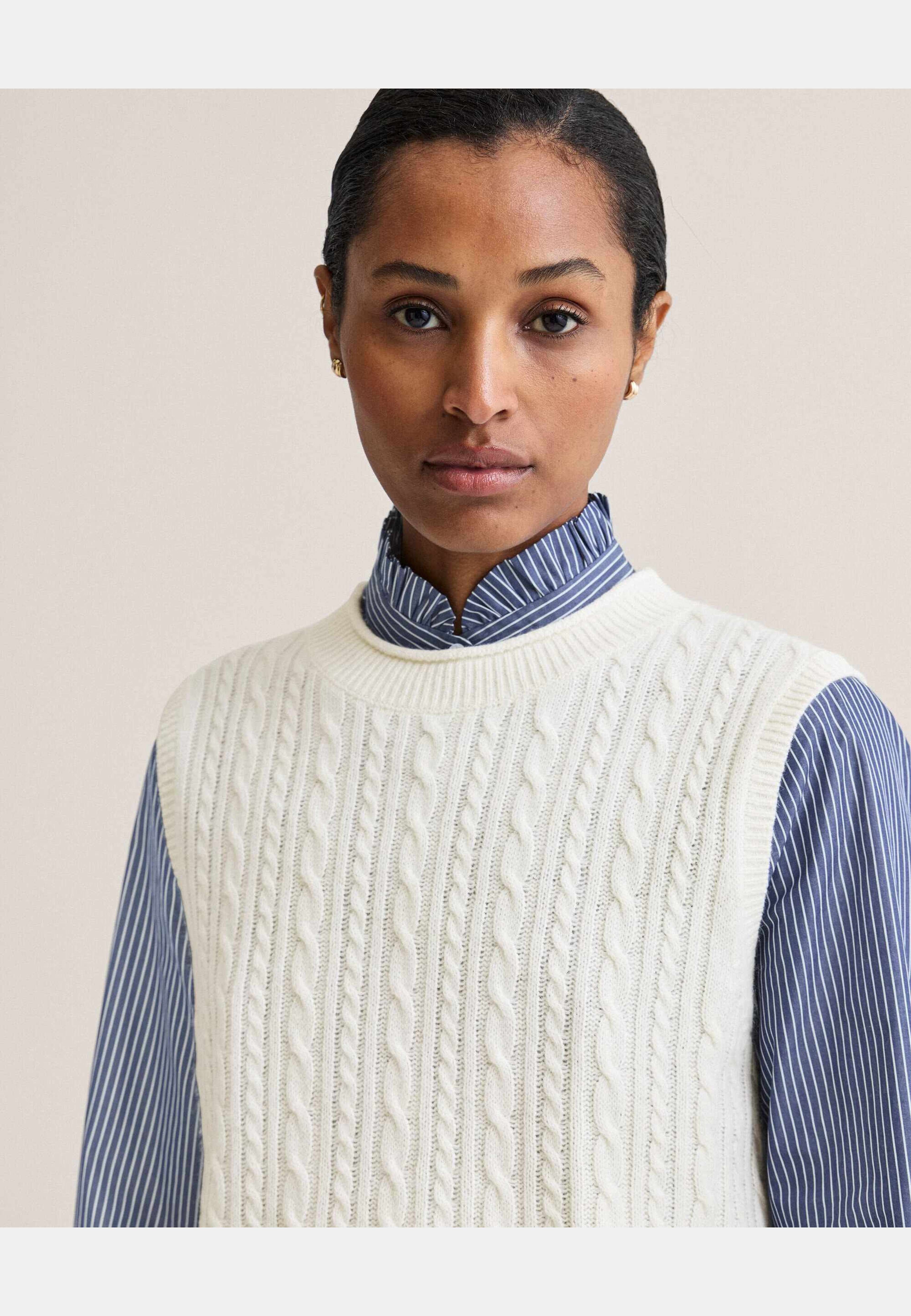 Norma Cable Waistcoat, från Newhouse, i färgen offwhite. Klicka för att öppna bilden i stort format