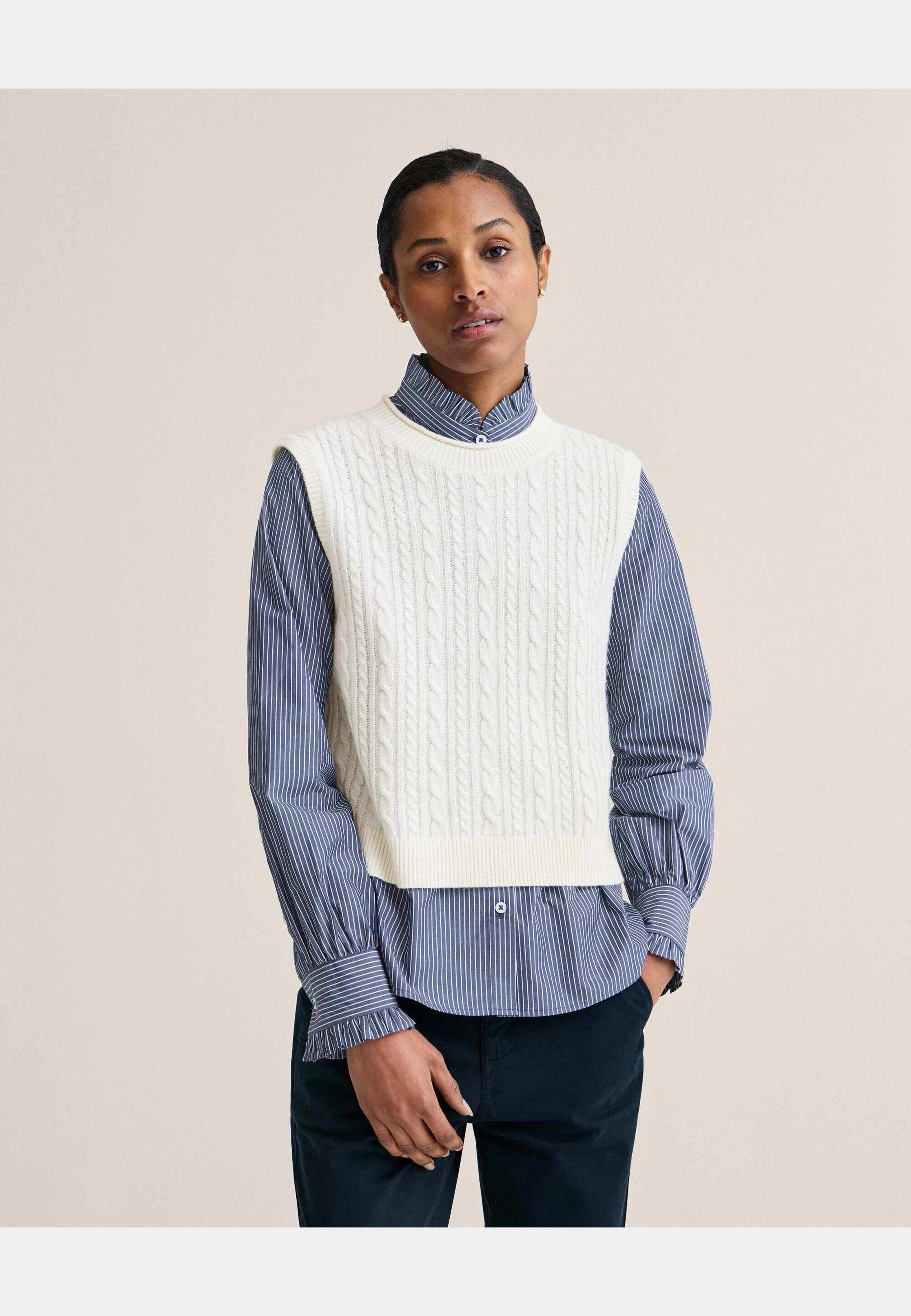 Norma Cable Waistcoat, från Newhouse, i färgen offwhite. Klicka för att öppna bilden i stort format