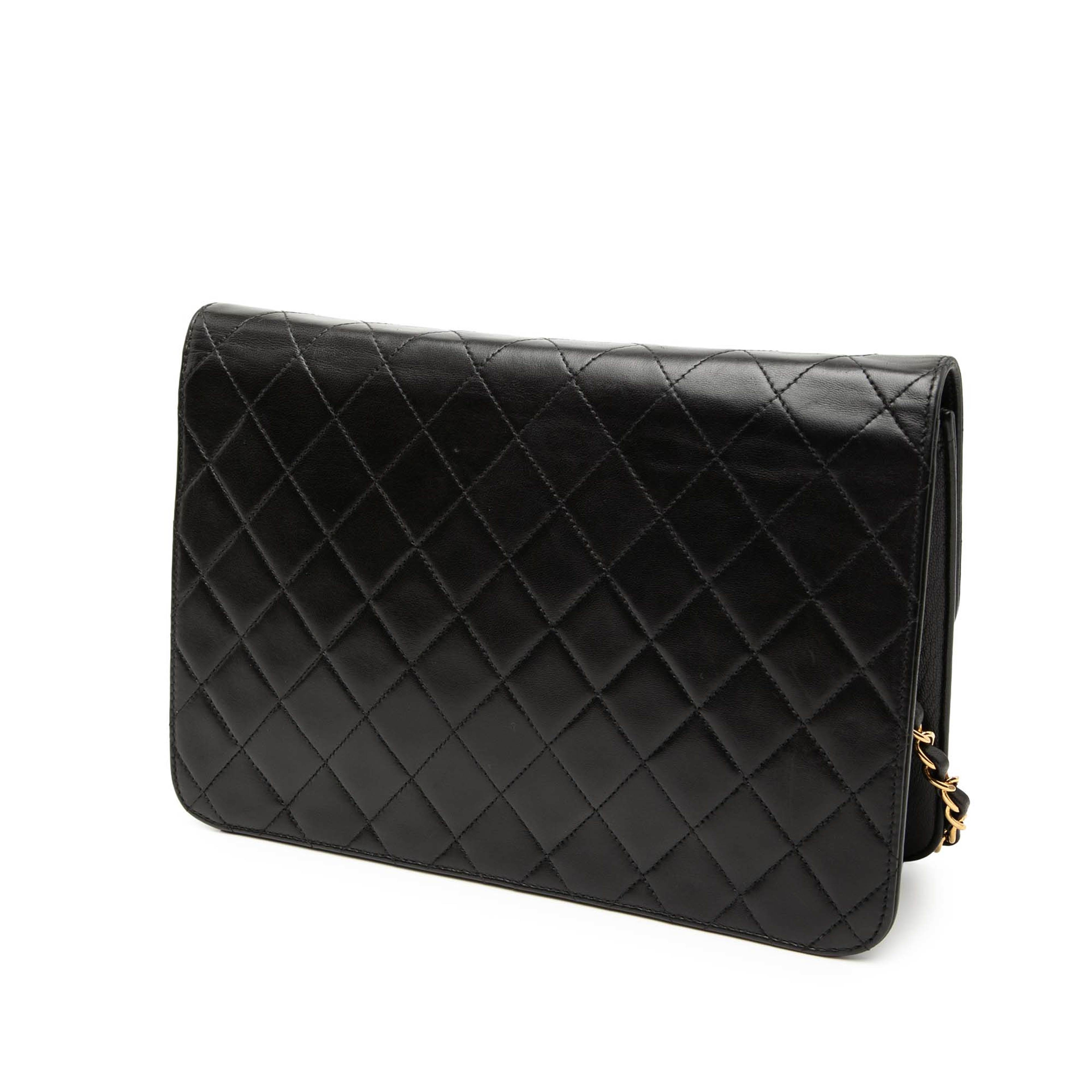 Chanel Medium Cc Quilted Lambskin Single Flap, från Luxclusif, i färgen black. Klicka för att öppna bilden i stort format