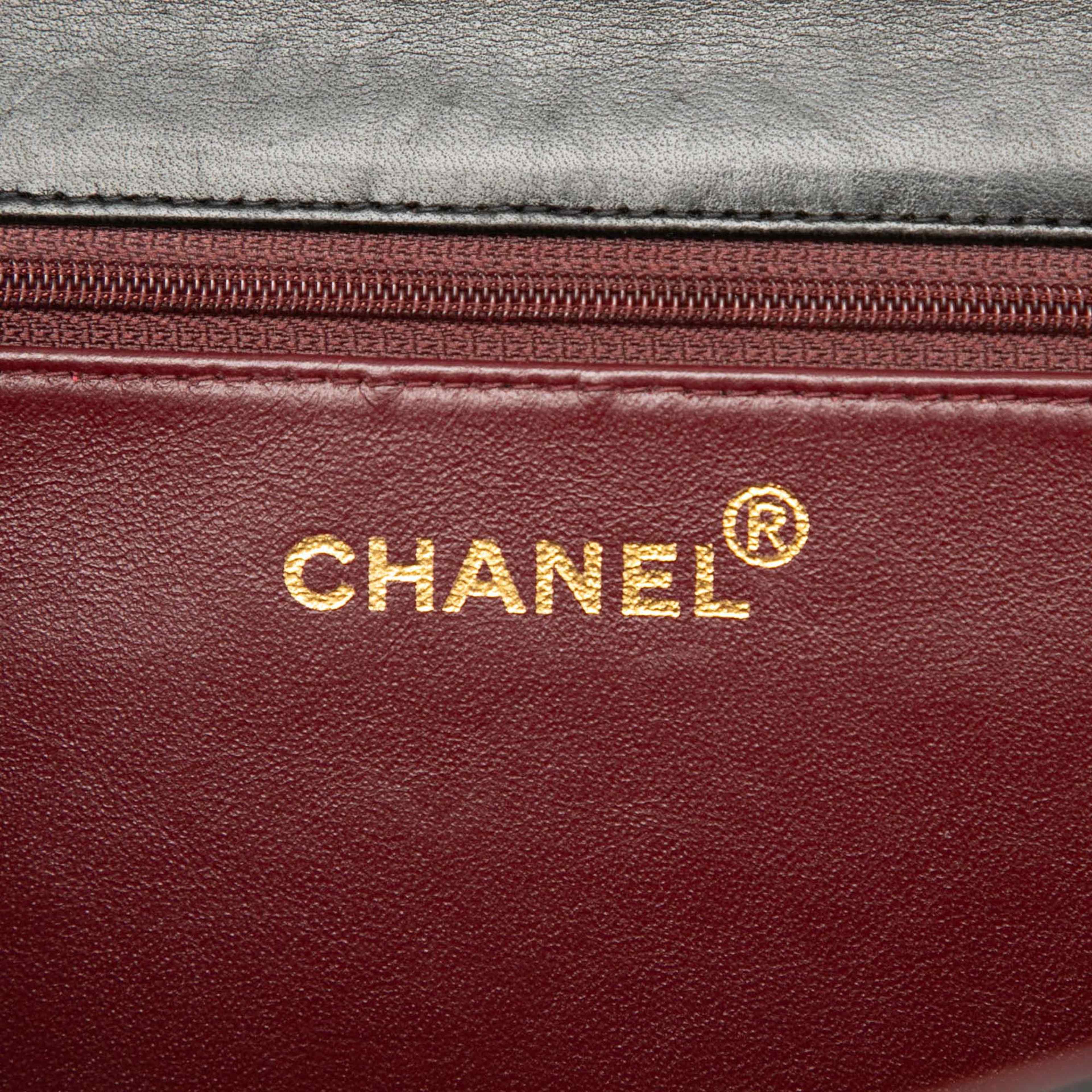 Chanel Medium Cc Quilted Lambskin Single Flap, från Luxclusif, i färgen black. Klicka för att öppna bilden i stort format