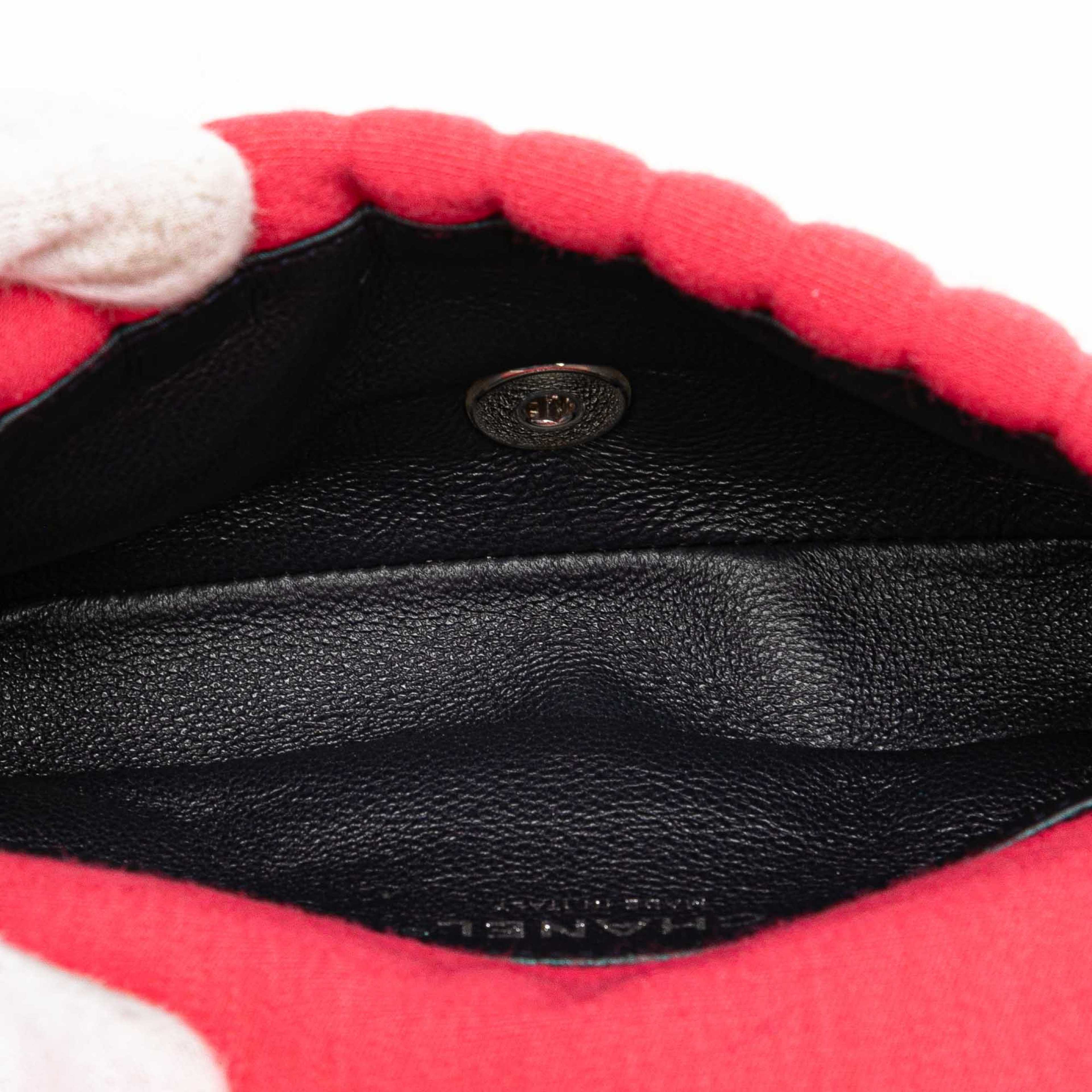 Chanel Mini Vertical Quilted Jersey Single Flap, från Luxclusif, i färgen dark pink. Klicka för att öppna bilden i stort format