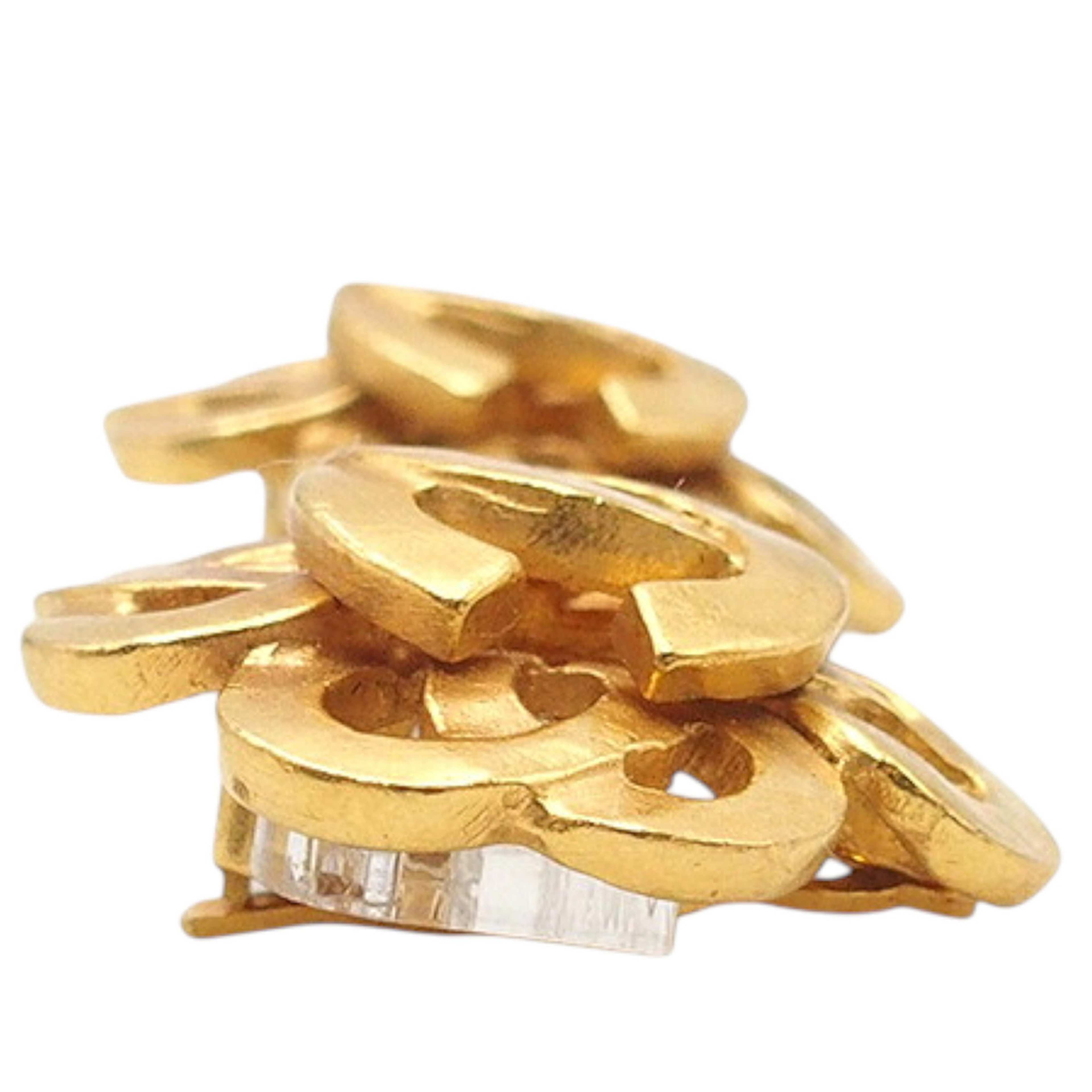 Chanel Gold Plated Cc Flower Clip On Earrings, från Luxclusif, i färgen gold. Klicka för att öppna bilden i stort format