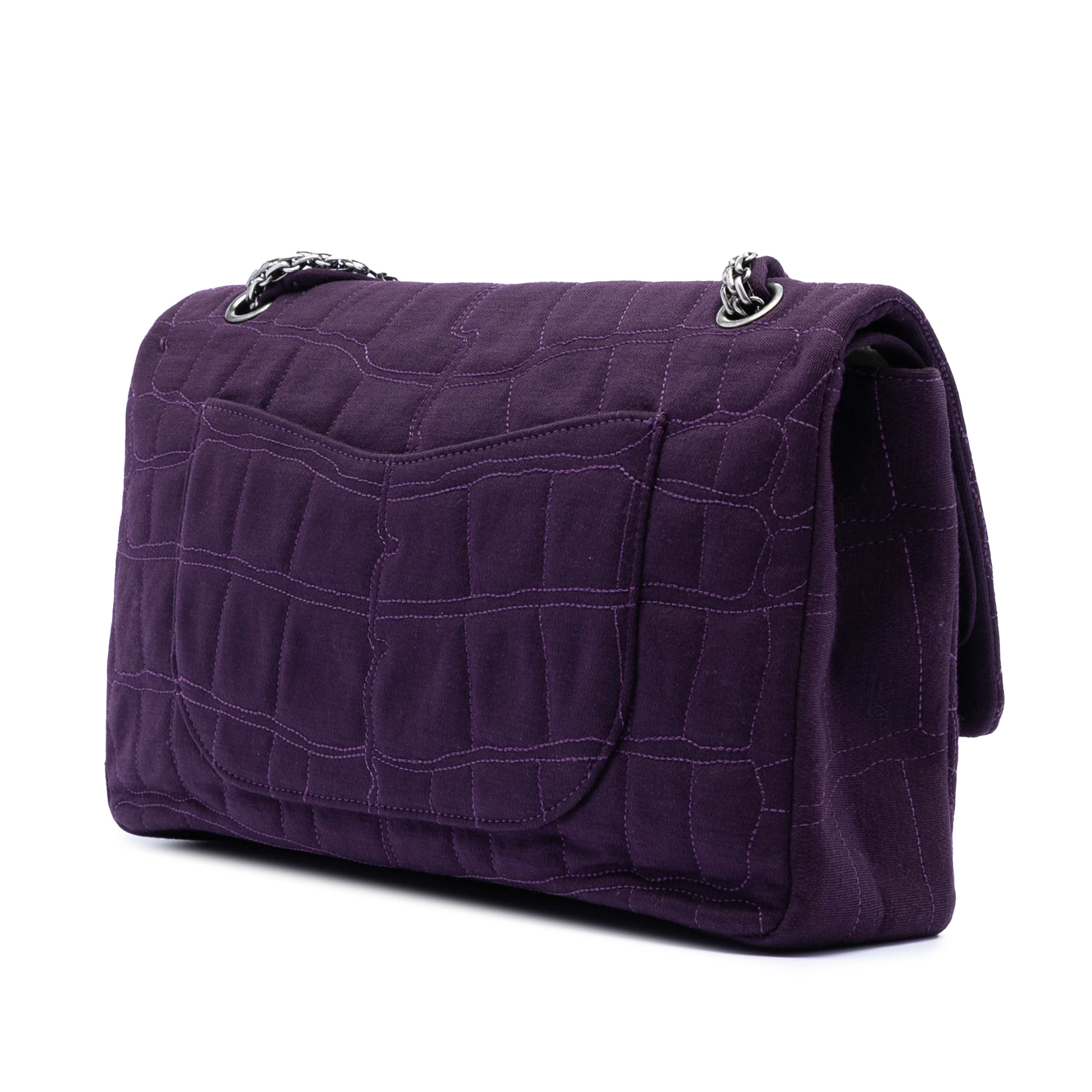 Chanel Quilted Jersey Coco Croc Reissue 2.55 Double Flap 227, från Luxclusif, i färgen dark purple. Klicka för att öppna bilden i stort format