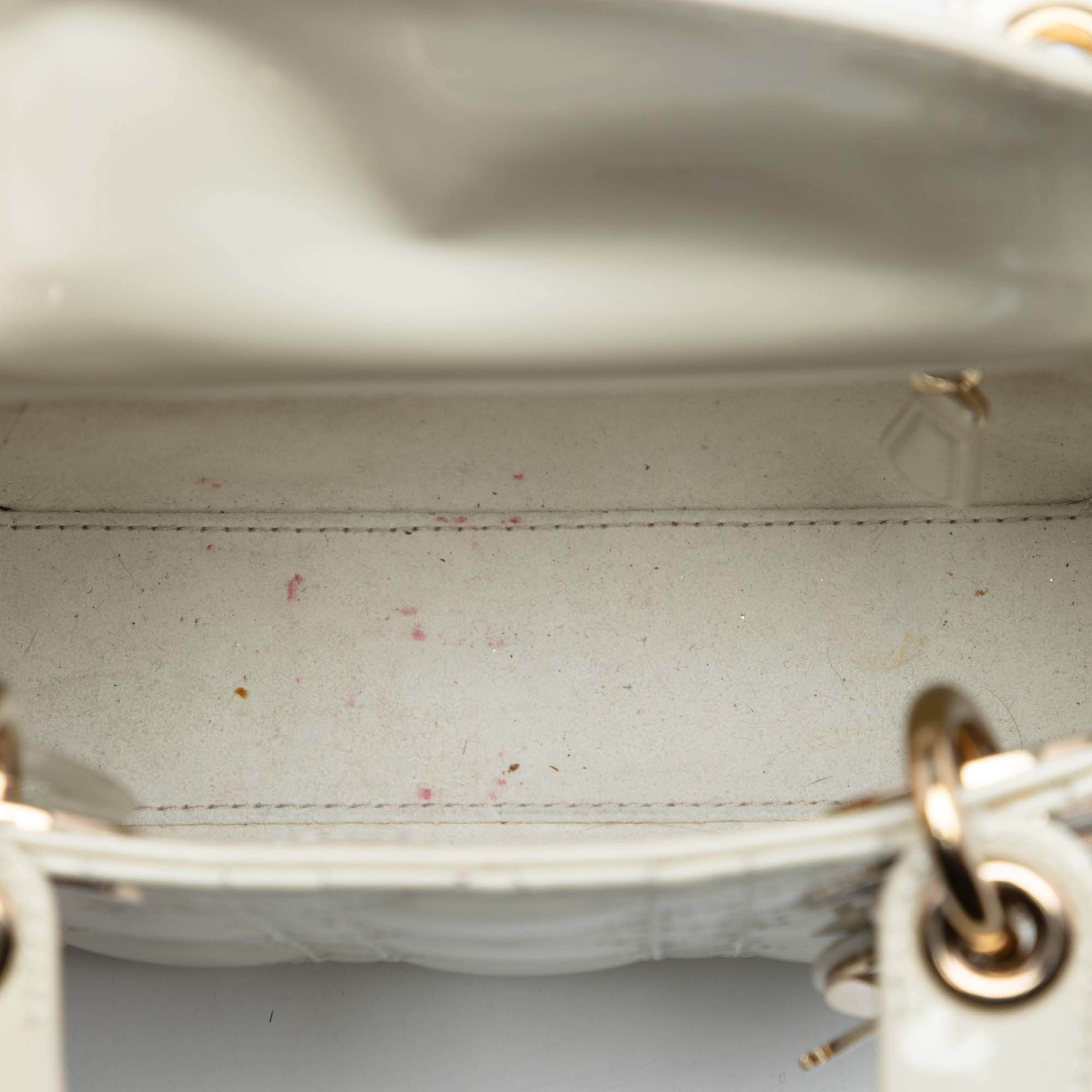 Dior Mini Patent Cannage Lady Dior, från Luxclusif, i färgen ivory. Klicka för att öppna bilden i stort format