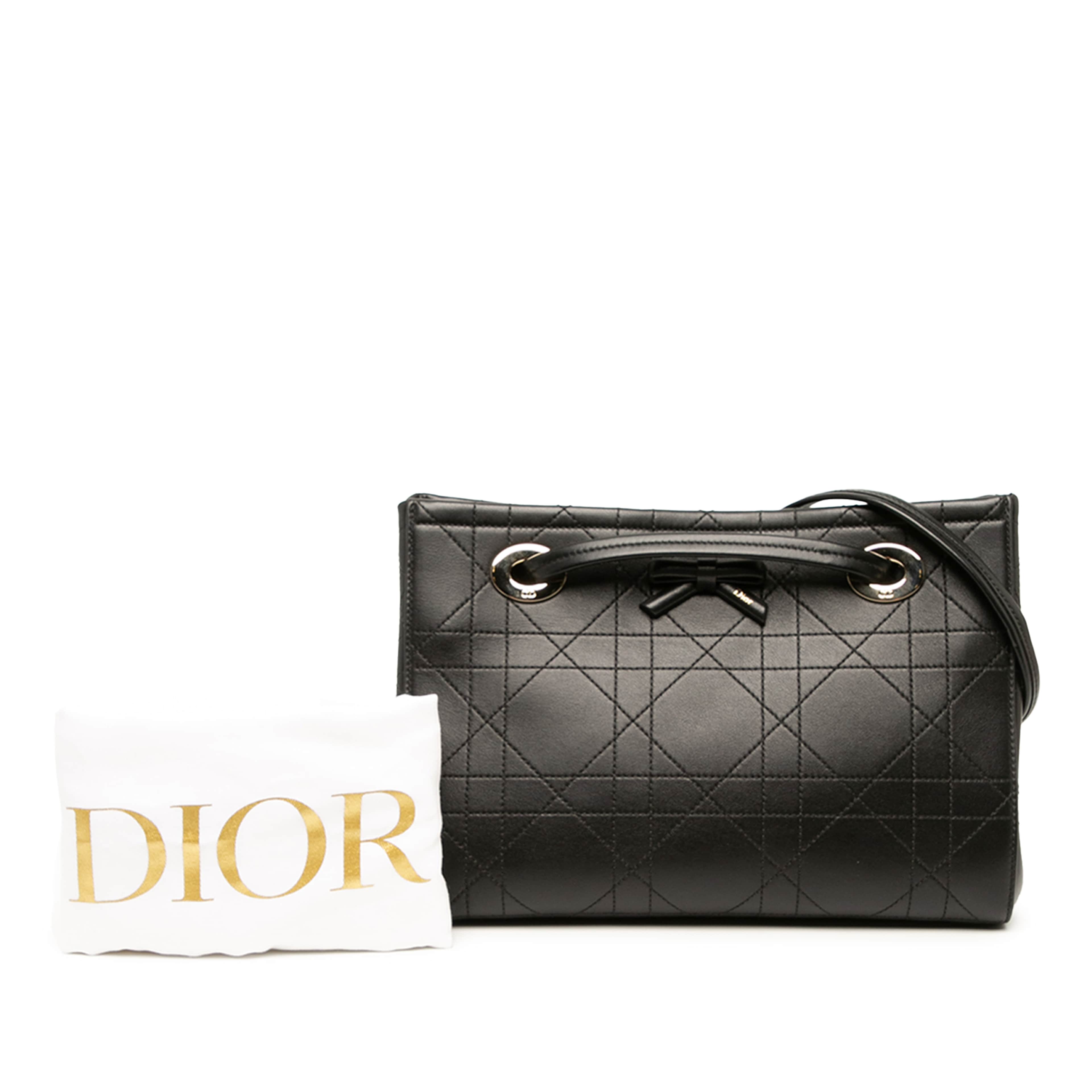 Dior Small Calfskin Cannage Promenade Shopping Bag, från Luxclusif, i färgen svart. Klicka för att öppna bilden i stort format
