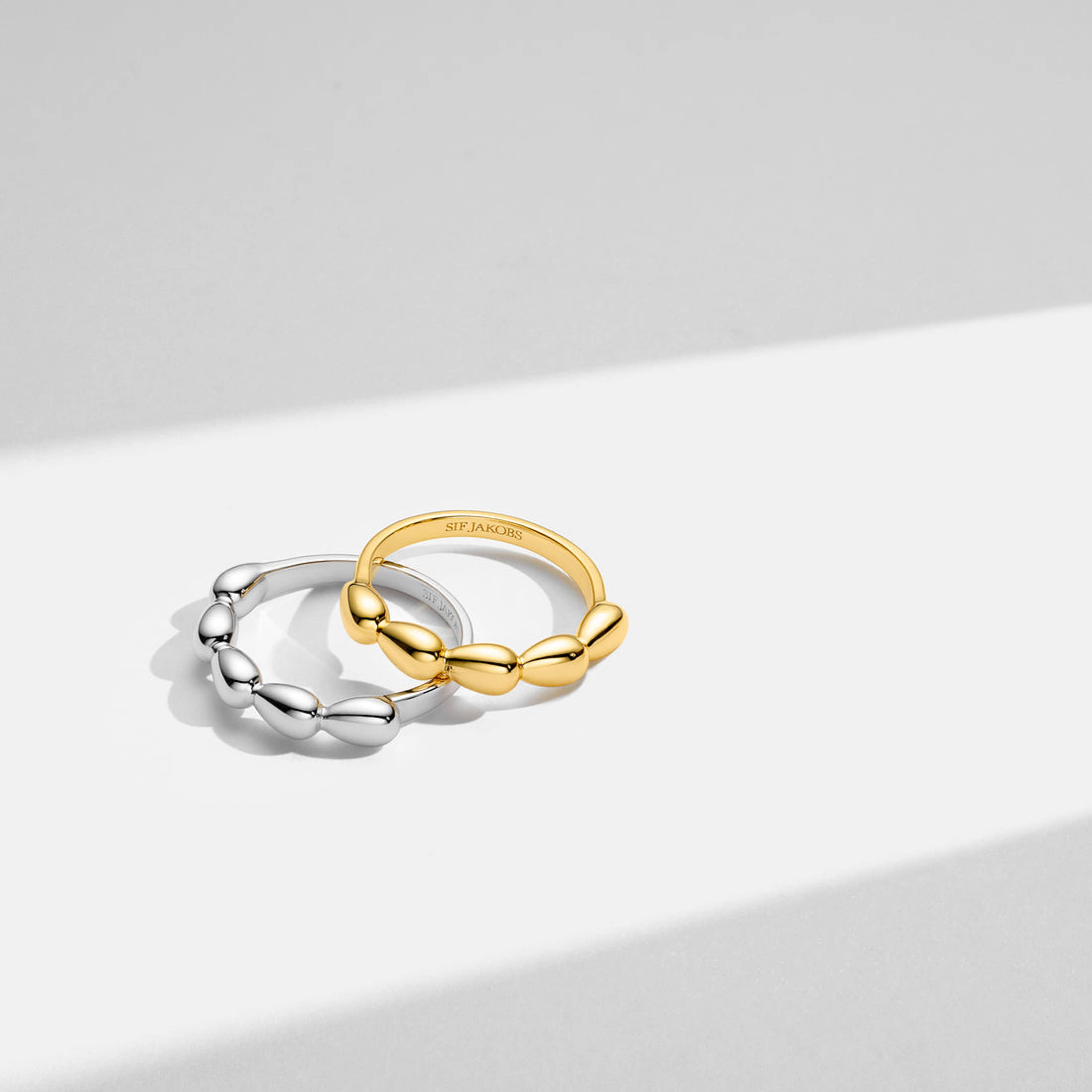 Ring Goccia Piccolo Pianura, från Sif Jakobs Jewellery, i färgen gold.