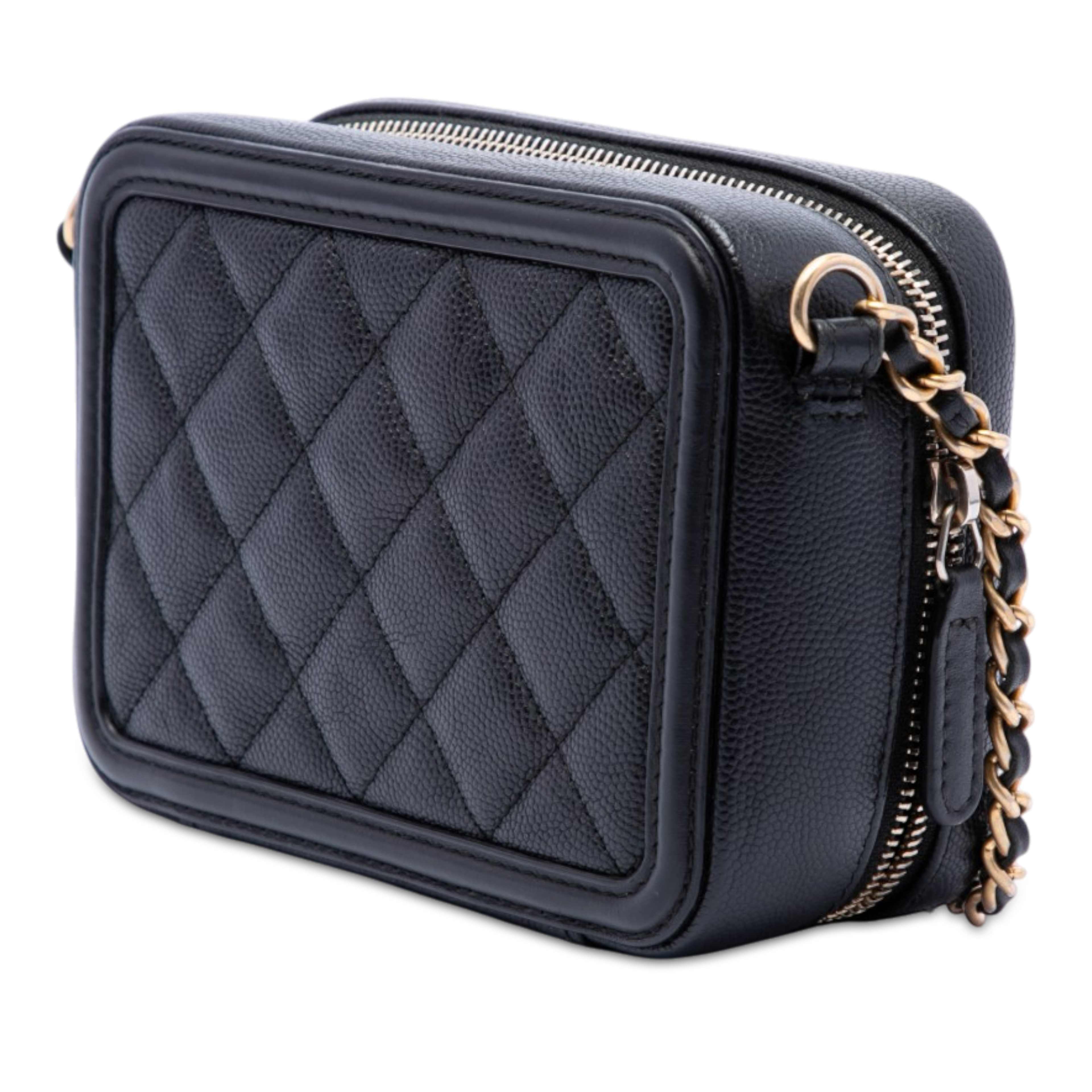 Chanel Caviar Cc Filigree Vanity Clutch With Chain, från Luxclusif, i färgen svart. Klicka för att öppna bilden i stort format