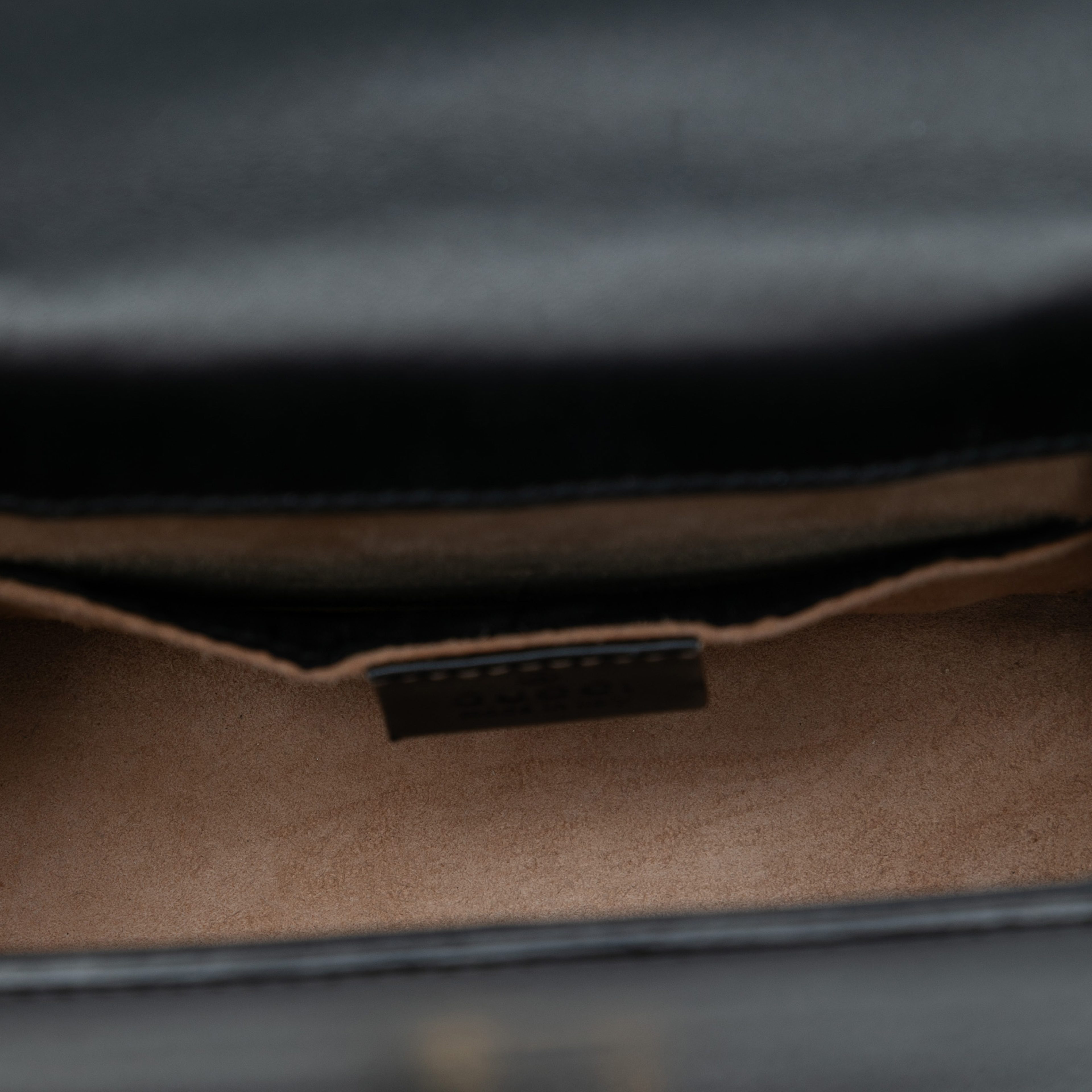 Gucci Mini Leather Web Sylvie Chain Crossbody, från Luxclusif, i färgen black. Klicka för att öppna bilden i stort format