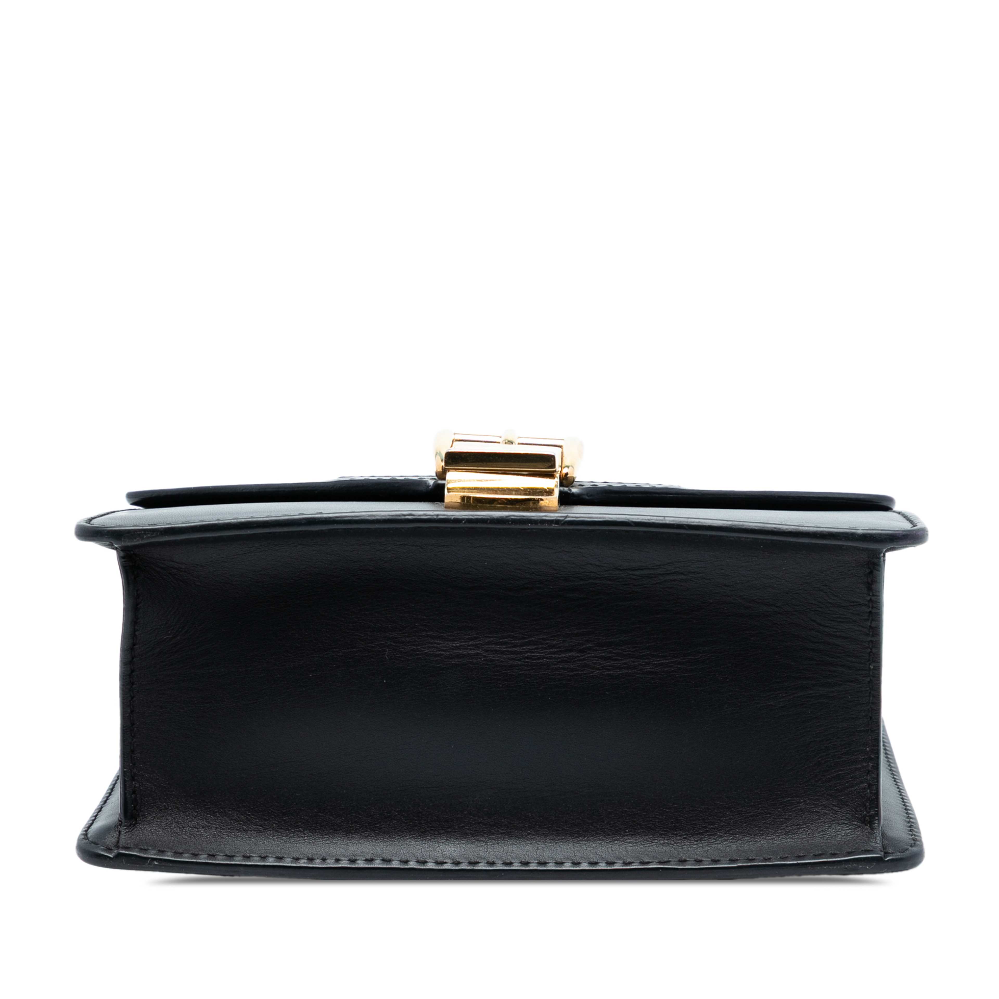 Gucci Mini Leather Web Sylvie Chain Crossbody, från Luxclusif, i färgen black. Klicka för att öppna bilden i stort format