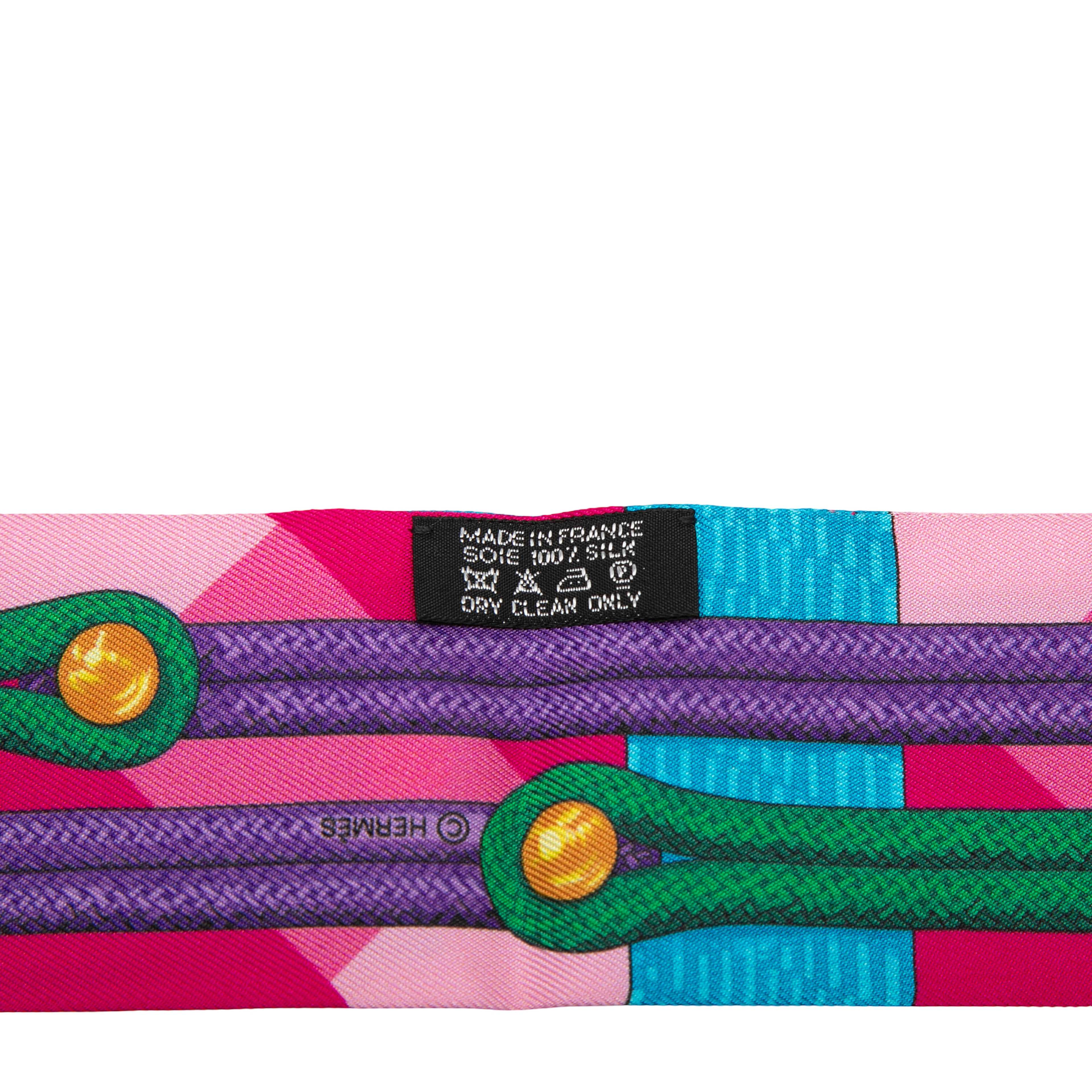 Hermès Brandebourgs Silk Twilly Scarf, från Luxclusif, i färgen dark pink. Klicka för att öppna bilden i stort format