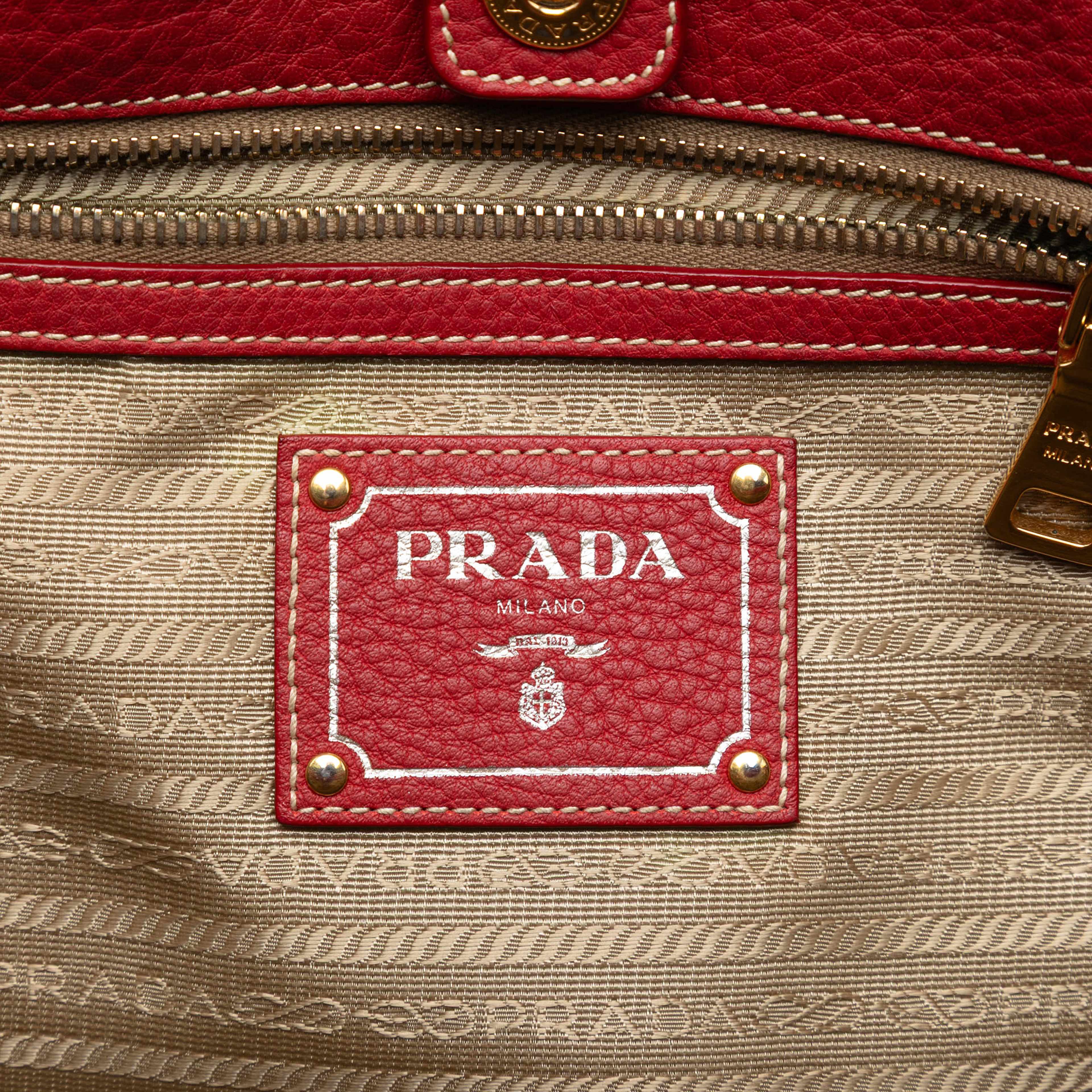 Prada Vitello Daino Double Pocket Tote, från Luxclusif, i färgen red. Klicka för att öppna bilden i stort format